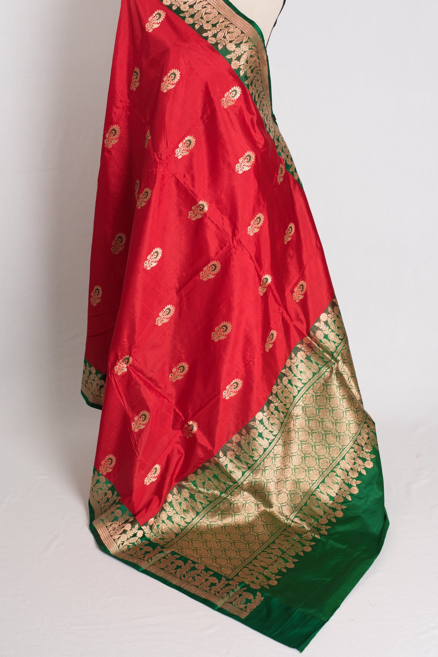 Haripriya : Red and Green Bridal Banarasi Silk Saree image 4
