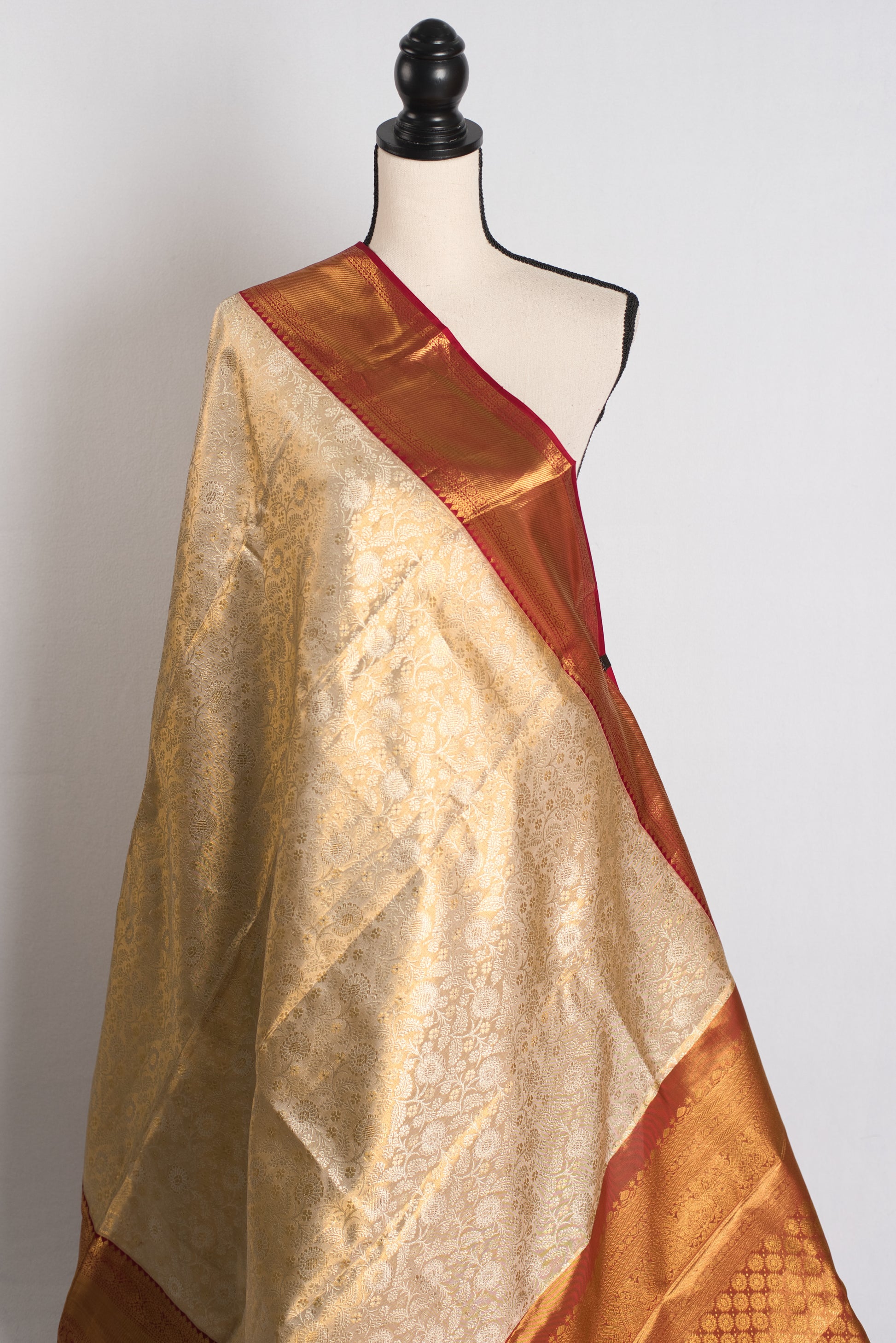 Golden Horizon : Handwoven Brocade Bridal Kanjivaram Silk Saree image 4