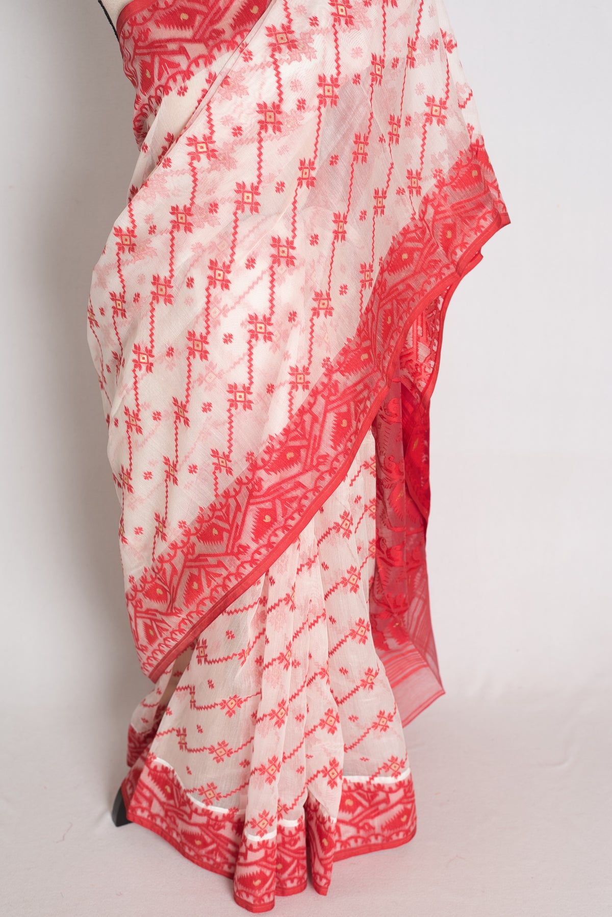 Mitra : Classic White and Red Soft Blended Cotton Bengali Jamdani Saree image 5