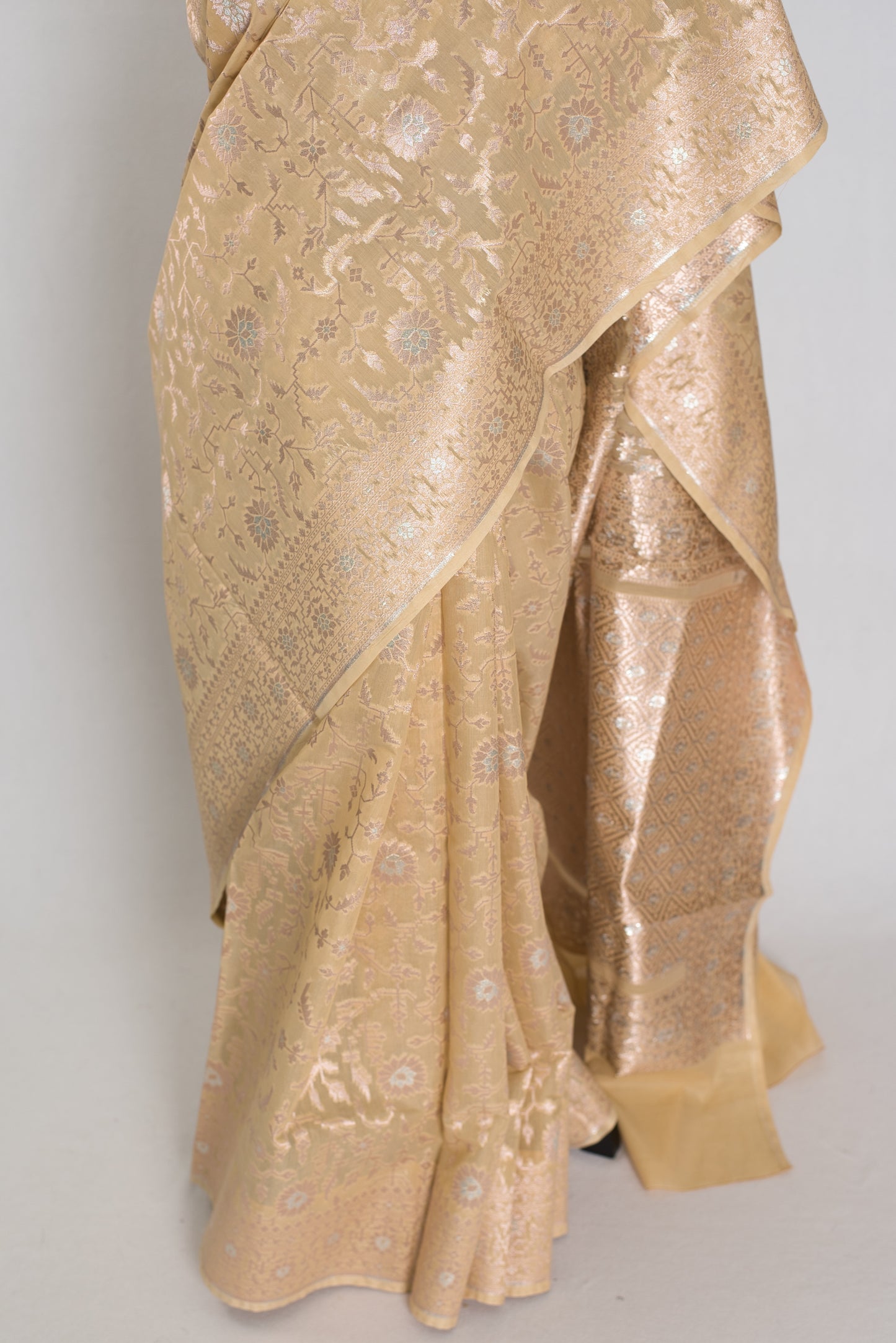 Gracy: Beige & Gold Jamdani Banarasi Saree | Bengali-Varanasi Fusion image 6