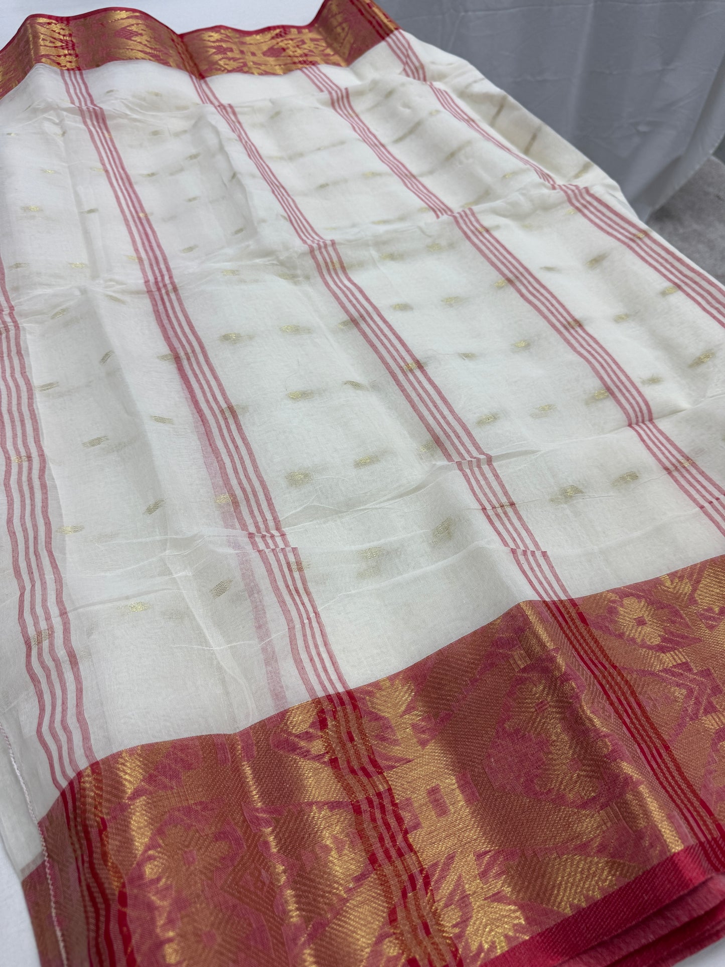 Subhra : Bengal Handloom Tant Cotton Saree in Off White and Red image 3