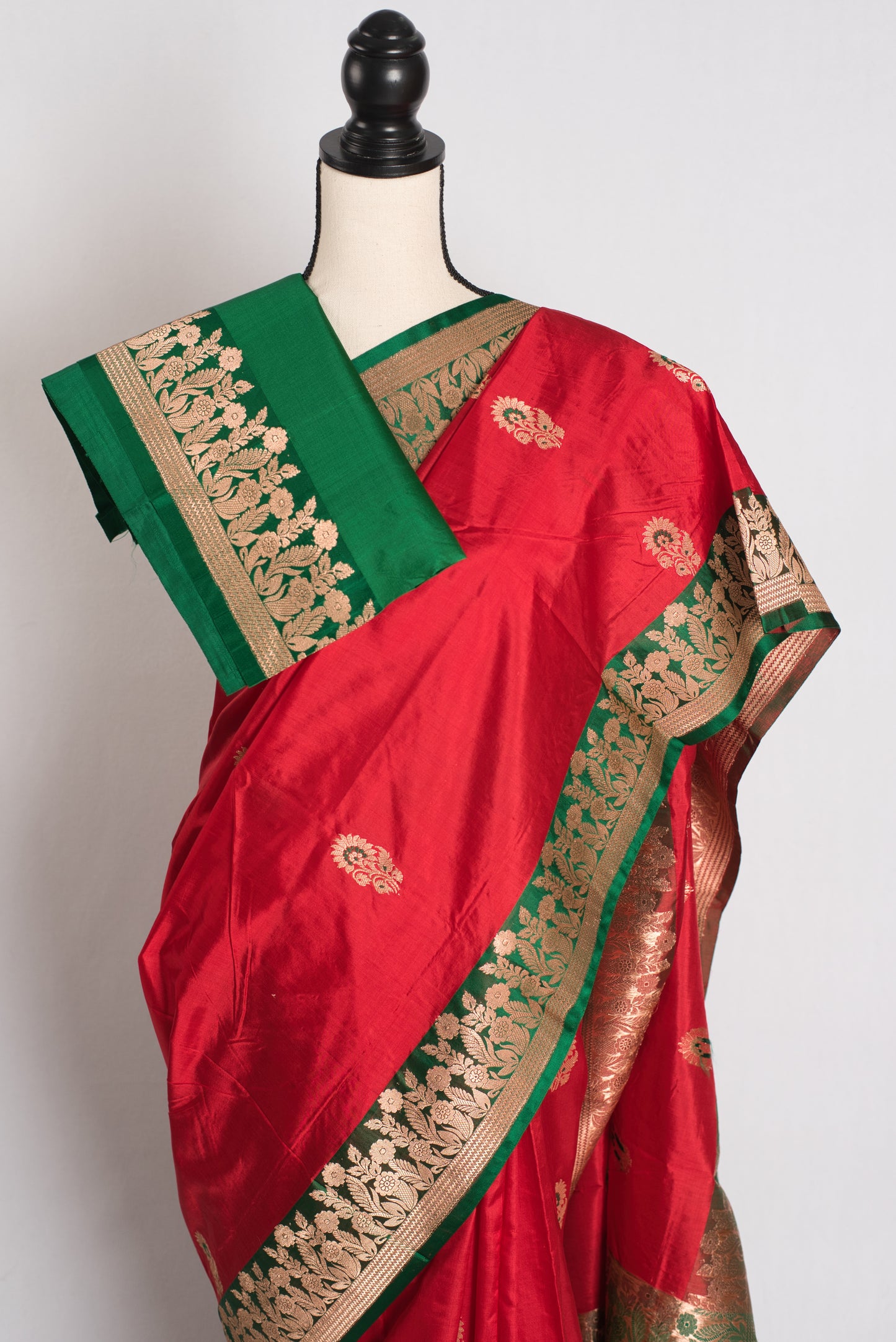 Haripriya : Red and Green Bridal Banarasi Silk Saree image 2