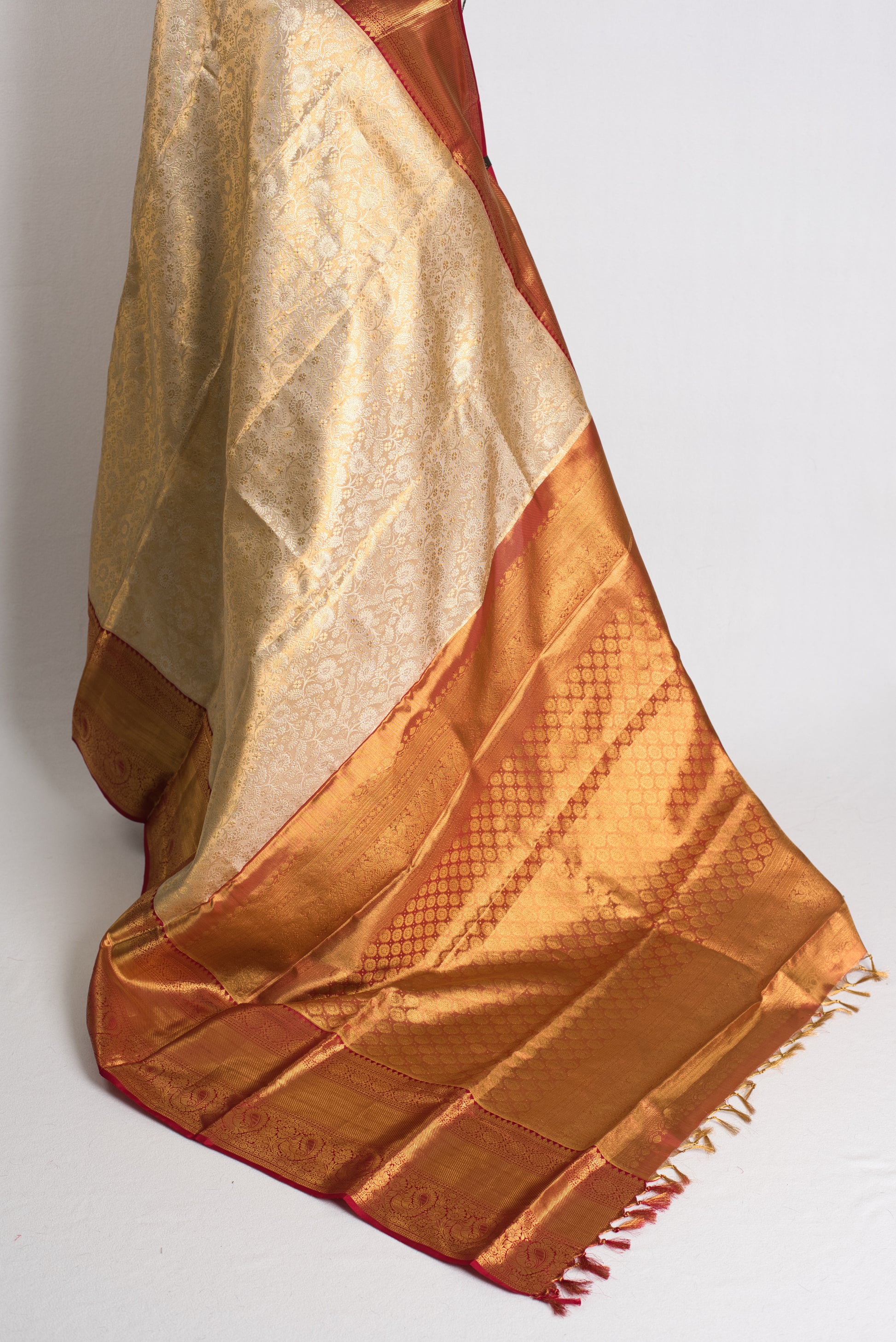 Golden Horizon : Handwoven Brocade Bridal Kanjivaram Silk Saree image 3