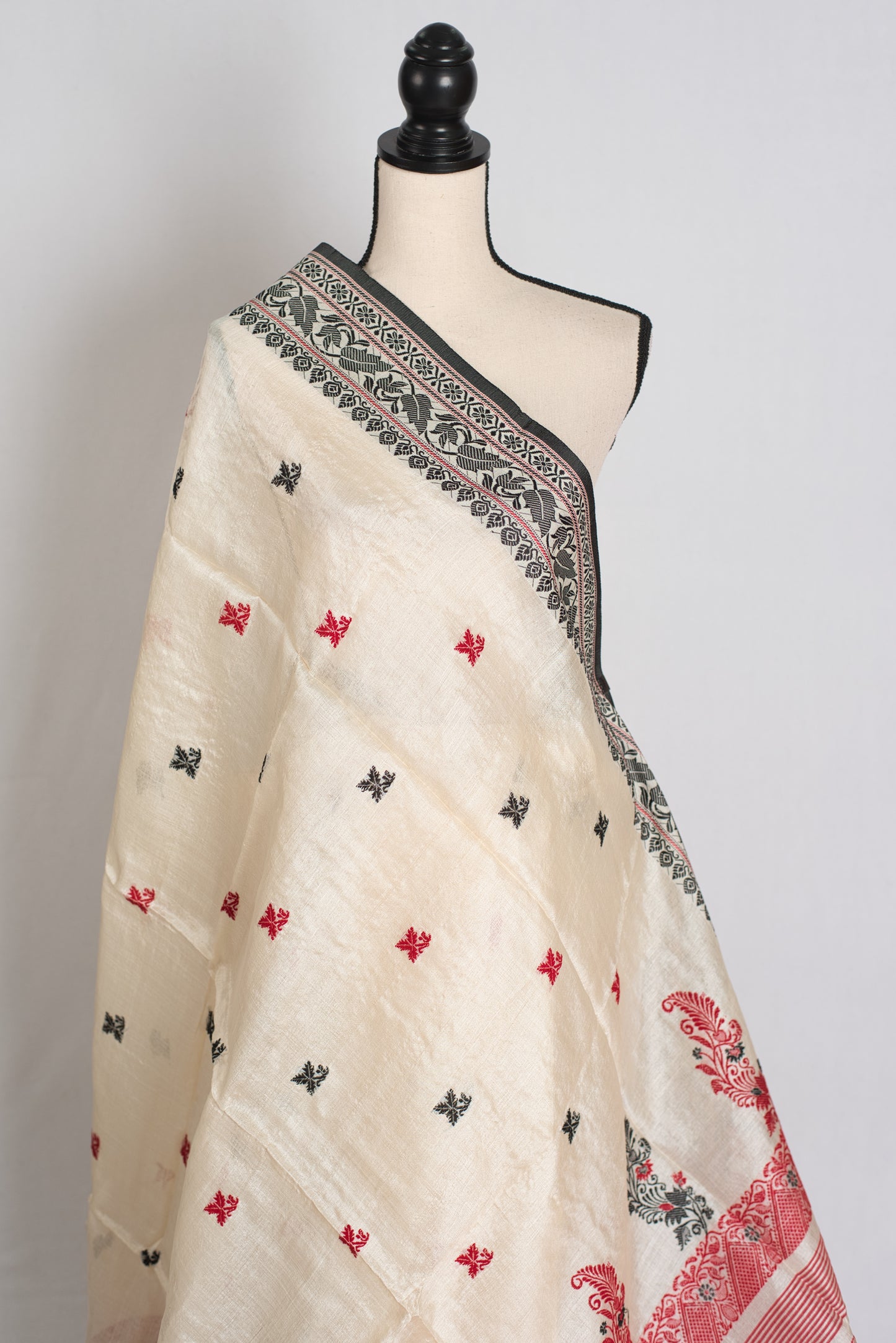 Shuktara : Traditional Bengali Tussar Baluchari Saree with Ganga Jamuna Border image 4