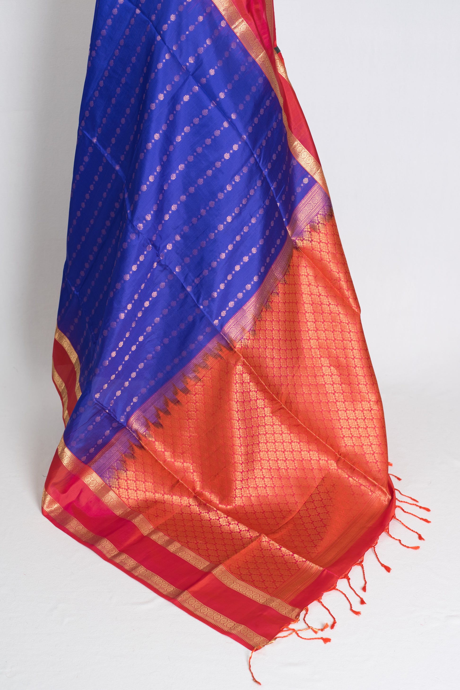 Raji : Silk Mark Certified Kanchipuram Silk Saree in Royal Blue image 4