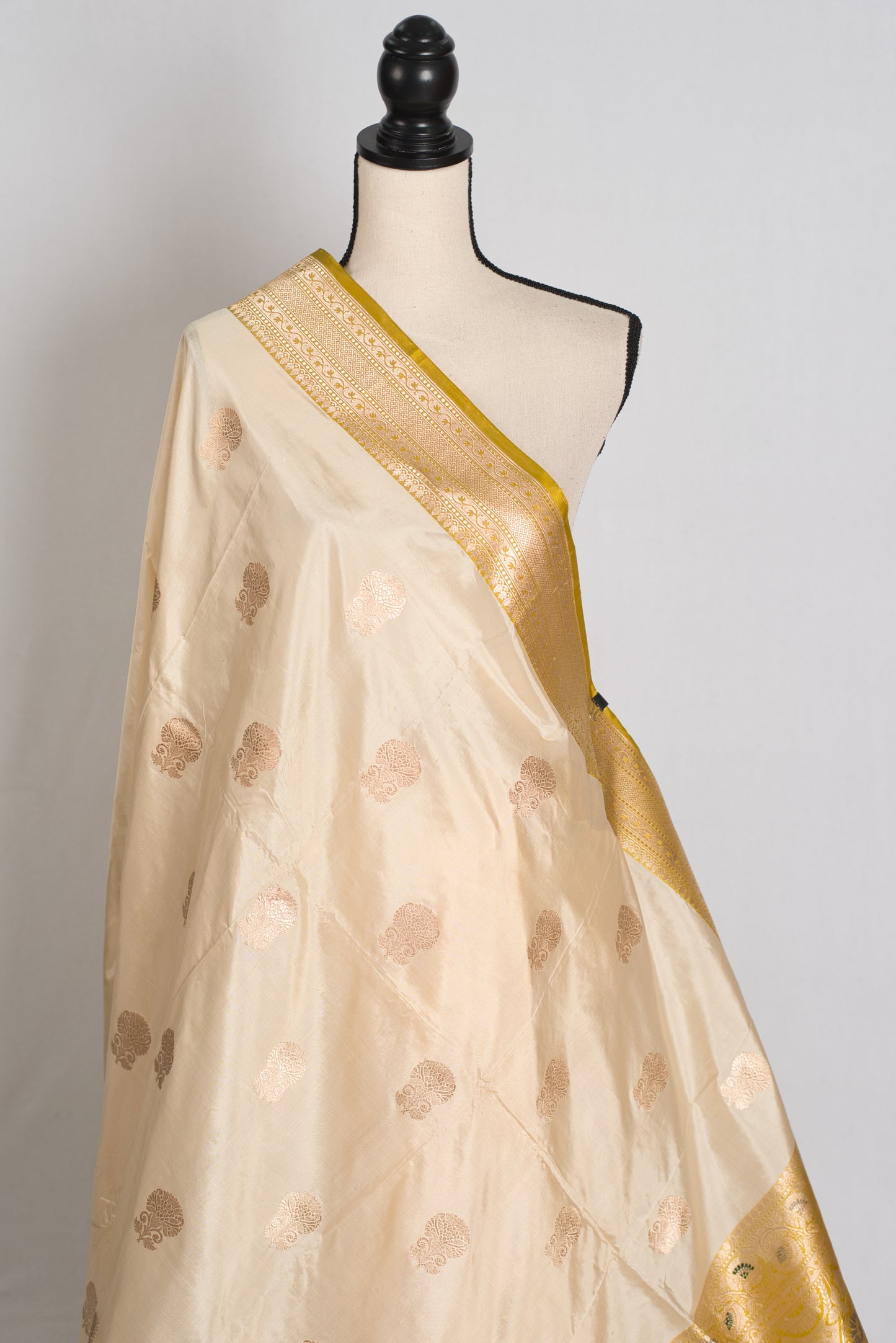 Kamalini : Silk Mark Certified Cream Banarasi Saree with Meenakari Work image 4