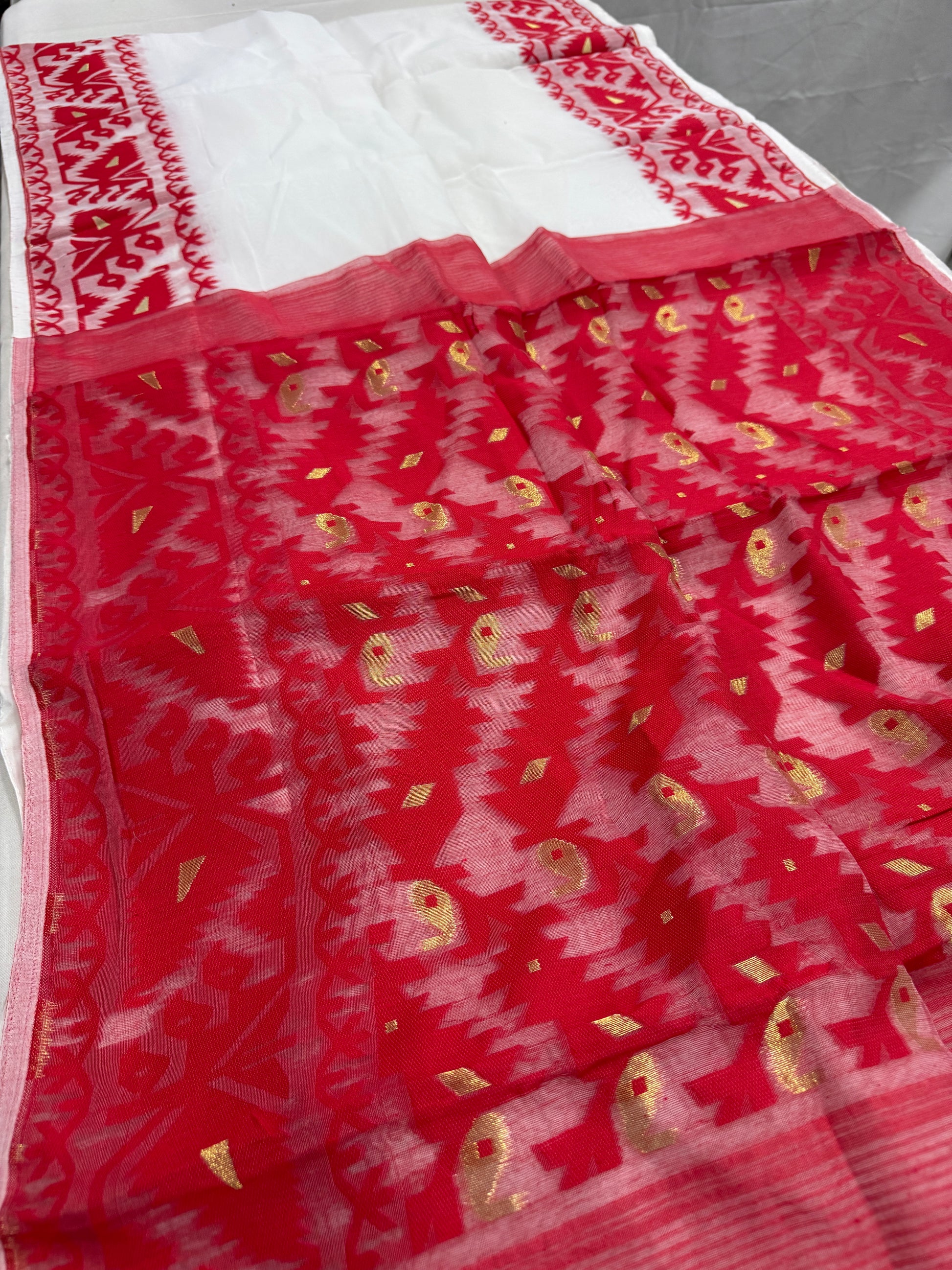 Shraddha : White and Red Blended Soft Cotton Jamdani Saree image 2