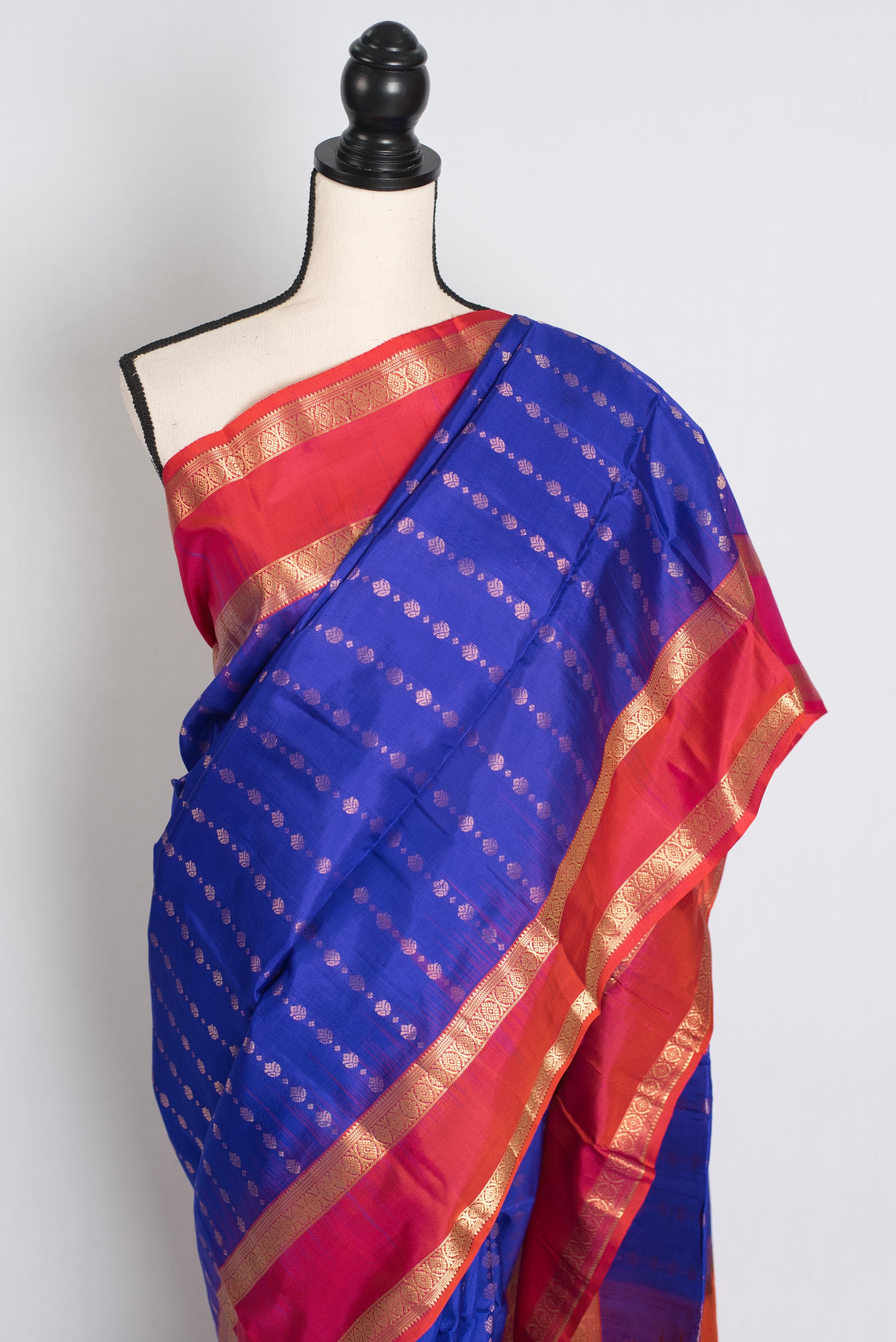 Raji : Silk Mark Certified Kanchipuram Silk Saree in Royal Blue image 3