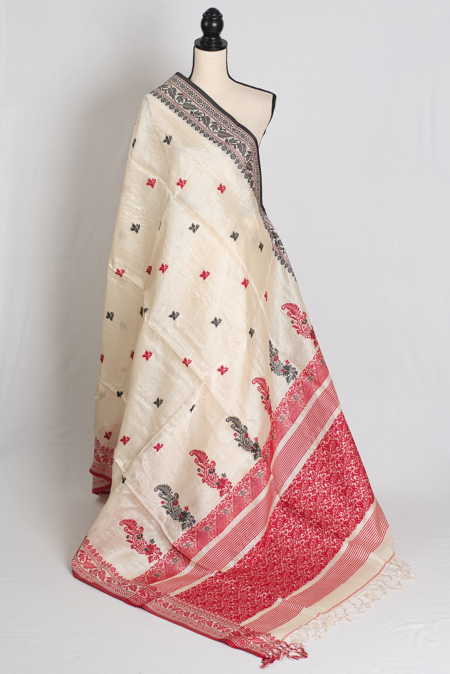 Shuktara : Traditional Bengali Tussar Baluchari Saree with Ganga Jamuna Border image 1