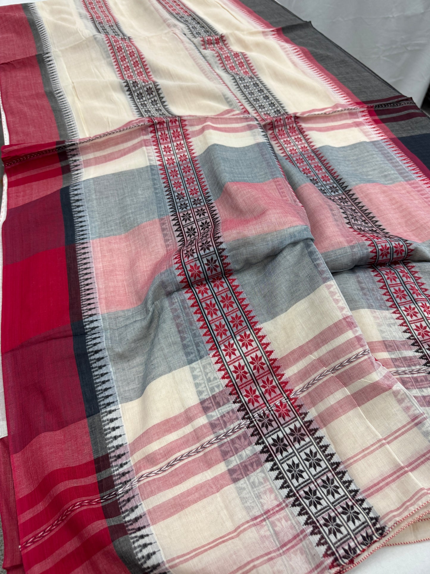 Shwetaraga : Handwoven Off White and Red Classic Bengali Cotton Saree image 3