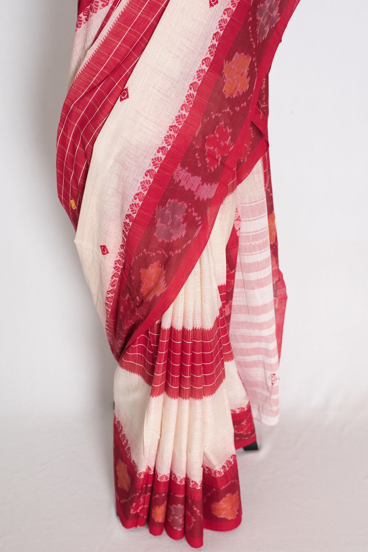 Mehuli: Kora White and Red Kotki Border Soft Cotton Dhaniakhali Saree image 5