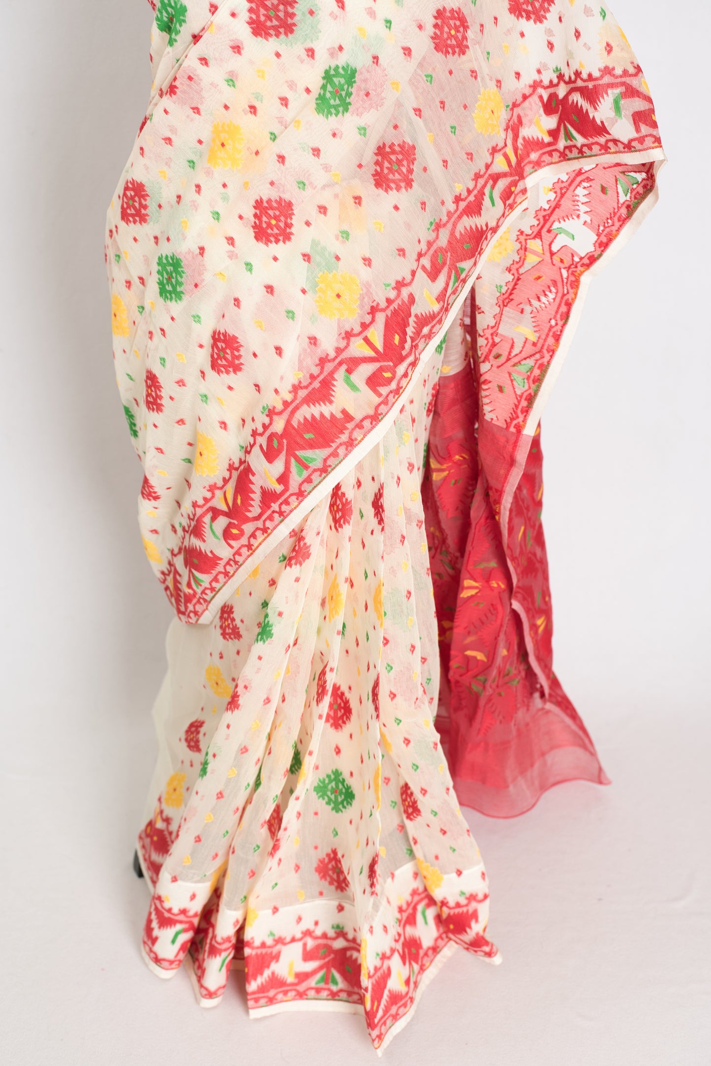 Sneha : Blended Soft Cotton Jamdani Bengali Saree in Cream and Red image 5