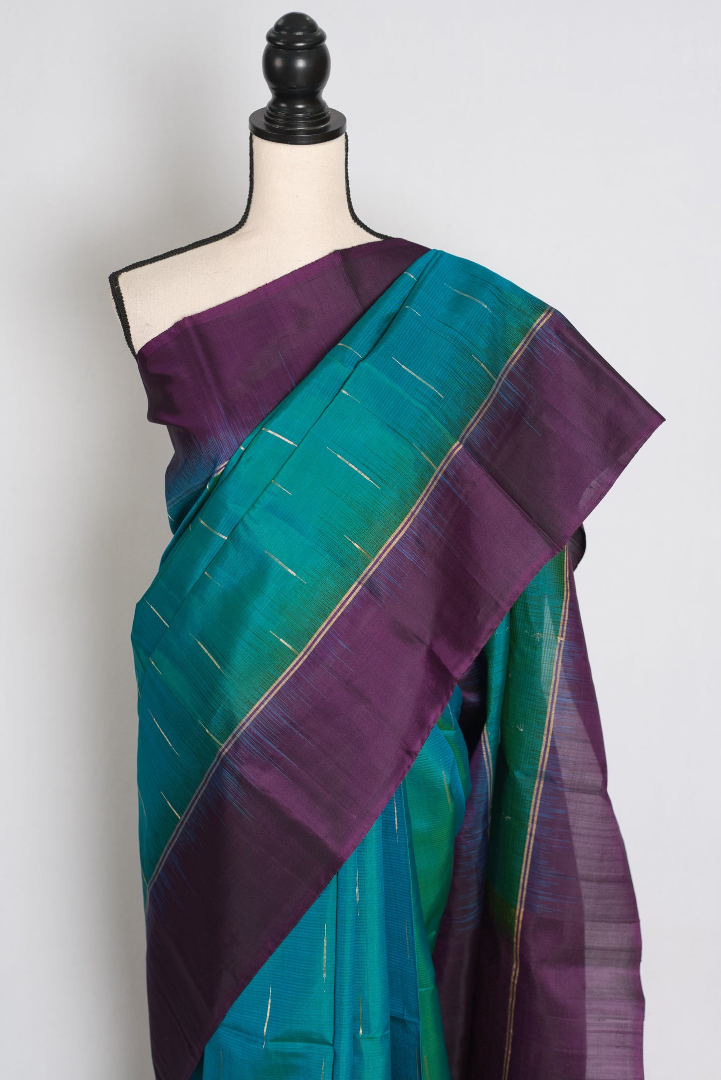 Neha : Peacock Green Dual-Tone Kanjivaram Silk Saree with Dark Purple image 6