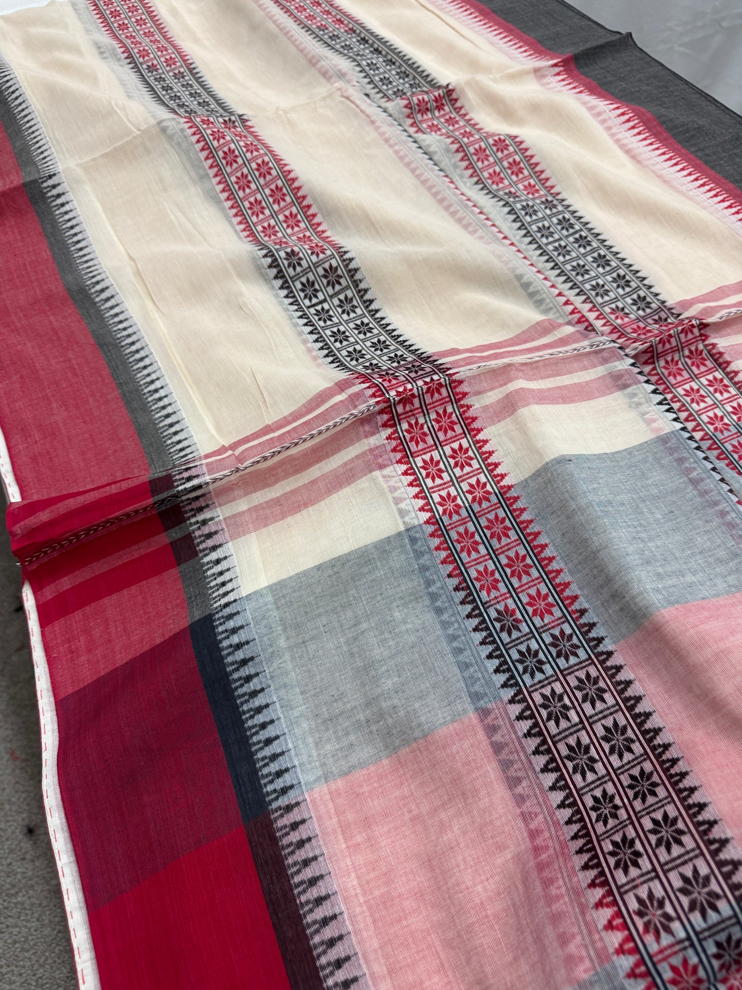 Shwetaraga : Handwoven Off White and Red Classic Bengali Cotton Saree image 2
