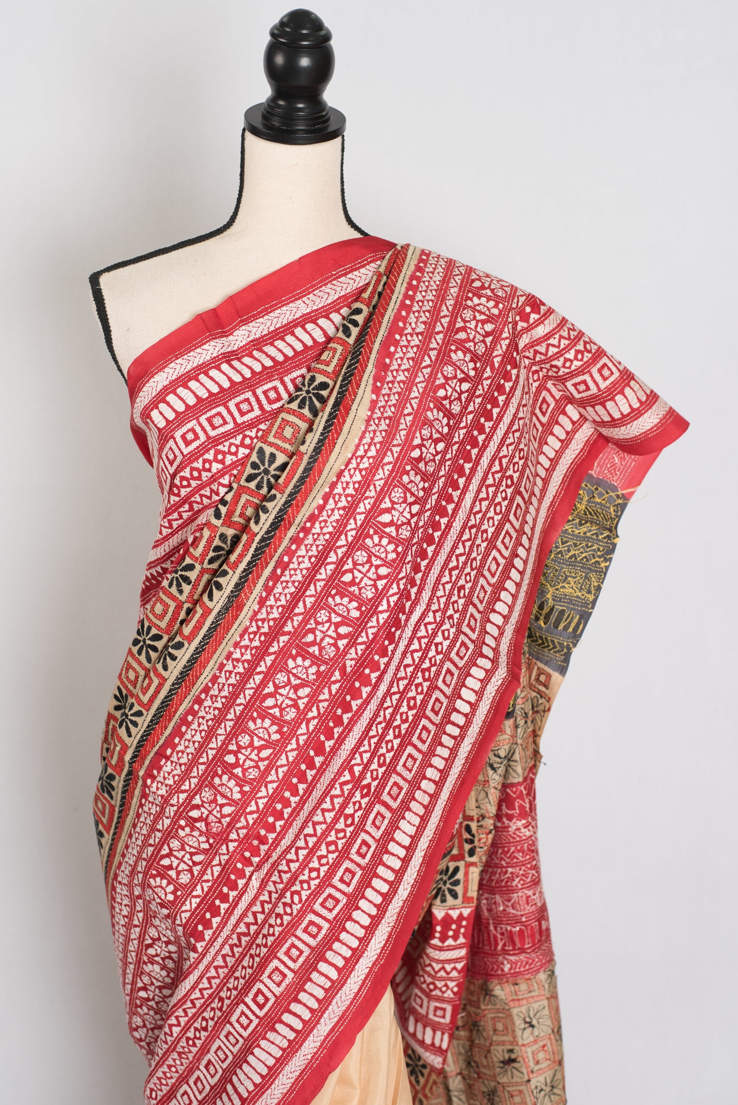 Mrinalini : Silk Mark Certified Hand Embroidery Pure Silk Saree in Beige image 5