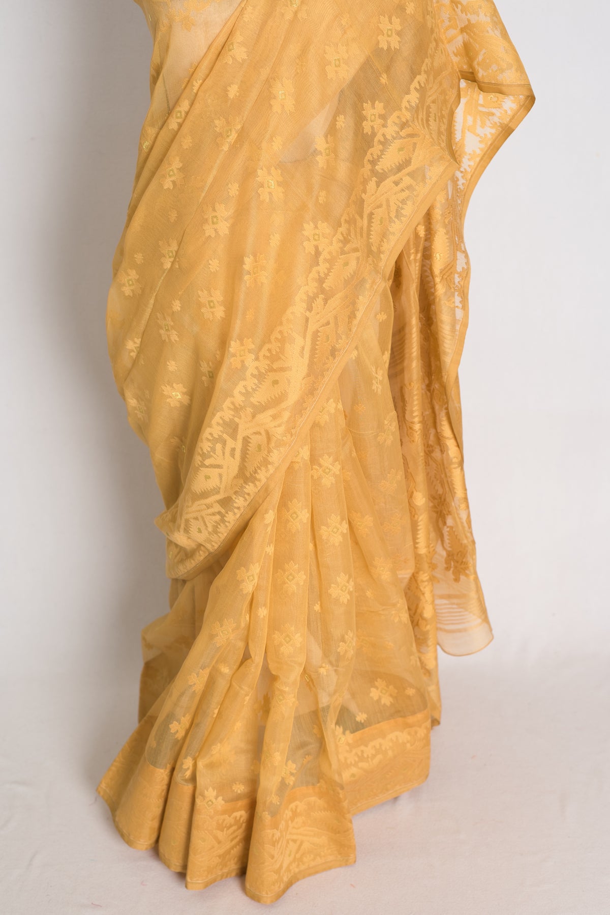 Dhriti : Beige and Gold Soft Blended Cotton Bengali Jamdani Saree image 5