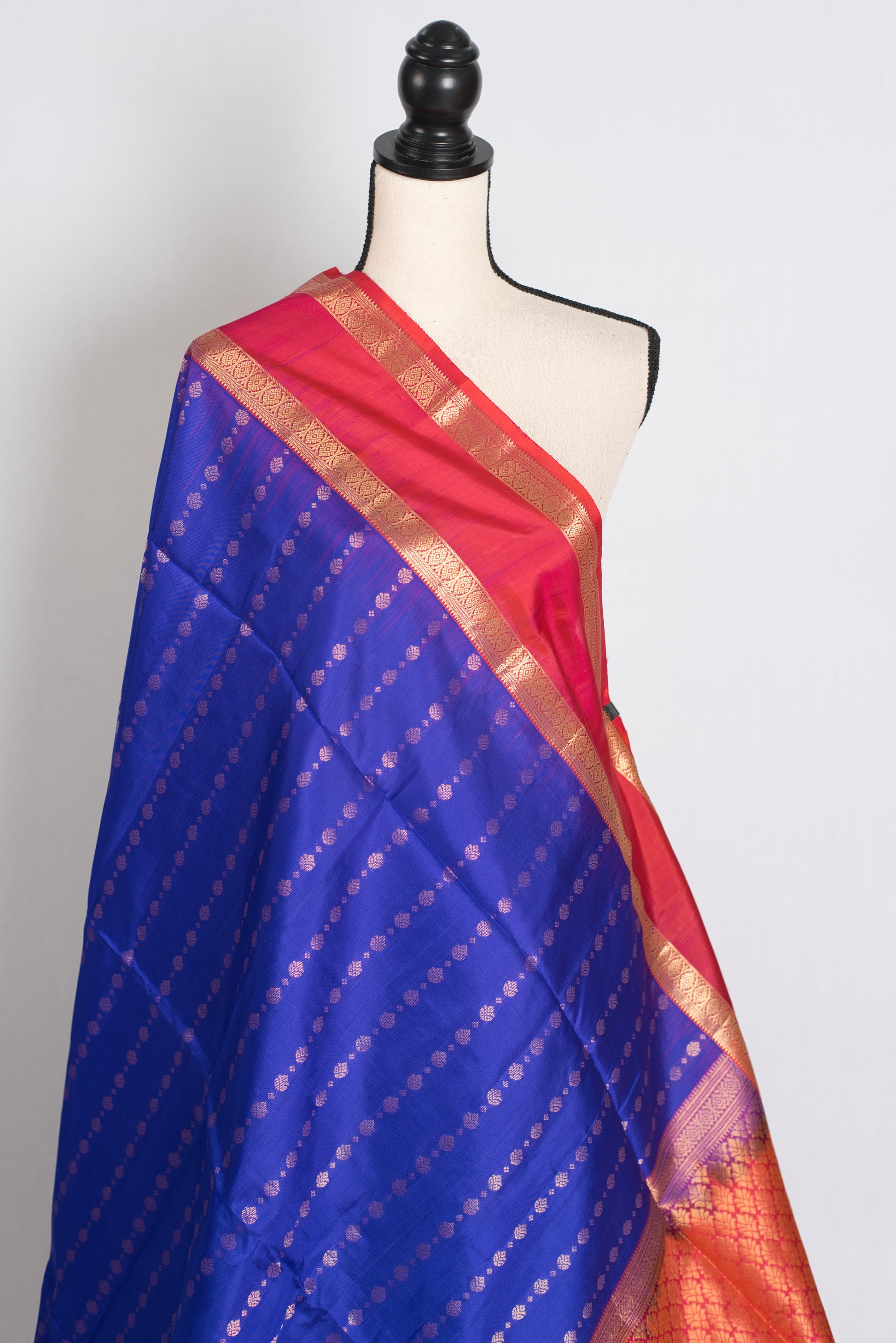 Raji : Silk Mark Certified Kanchipuram Silk Saree in Royal Blue image 5