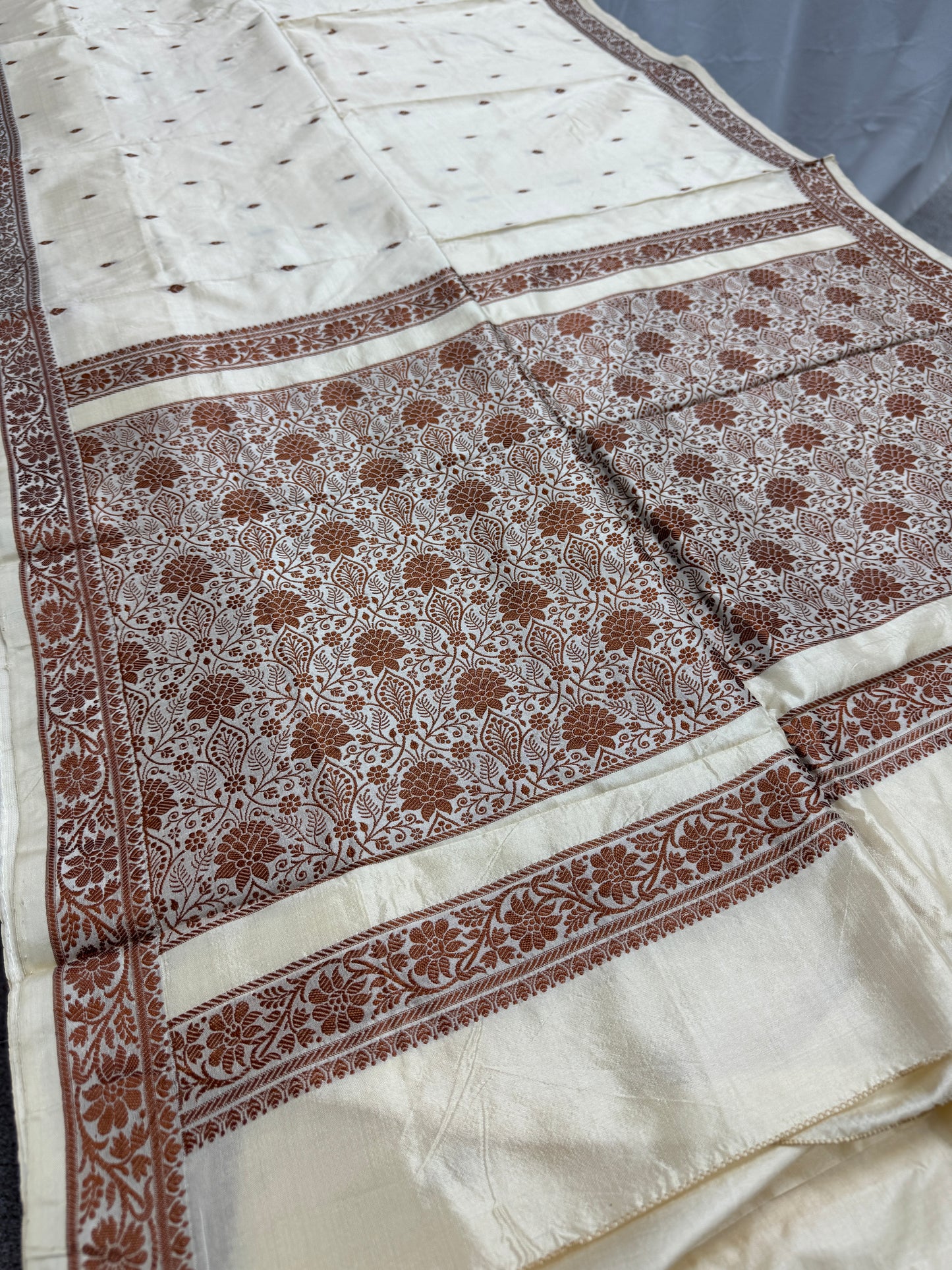 Sharanya : Silk Mark Certified Cream Banarasi Saree with Resham Thread Work image 4