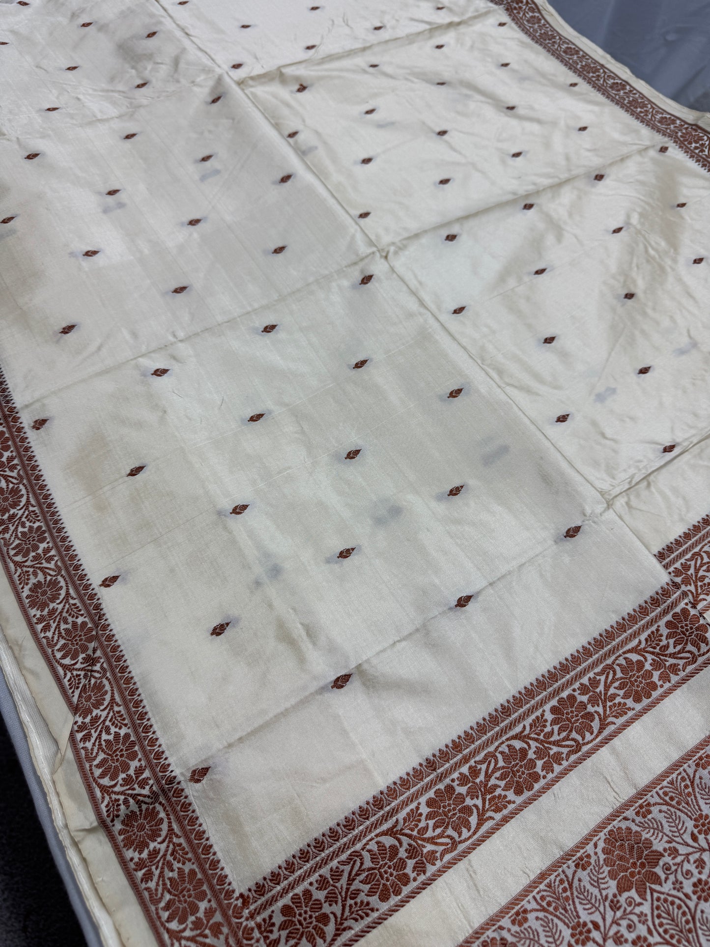 Sharanya : Silk Mark Certified Cream Banarasi Saree with Resham Thread Work image 3