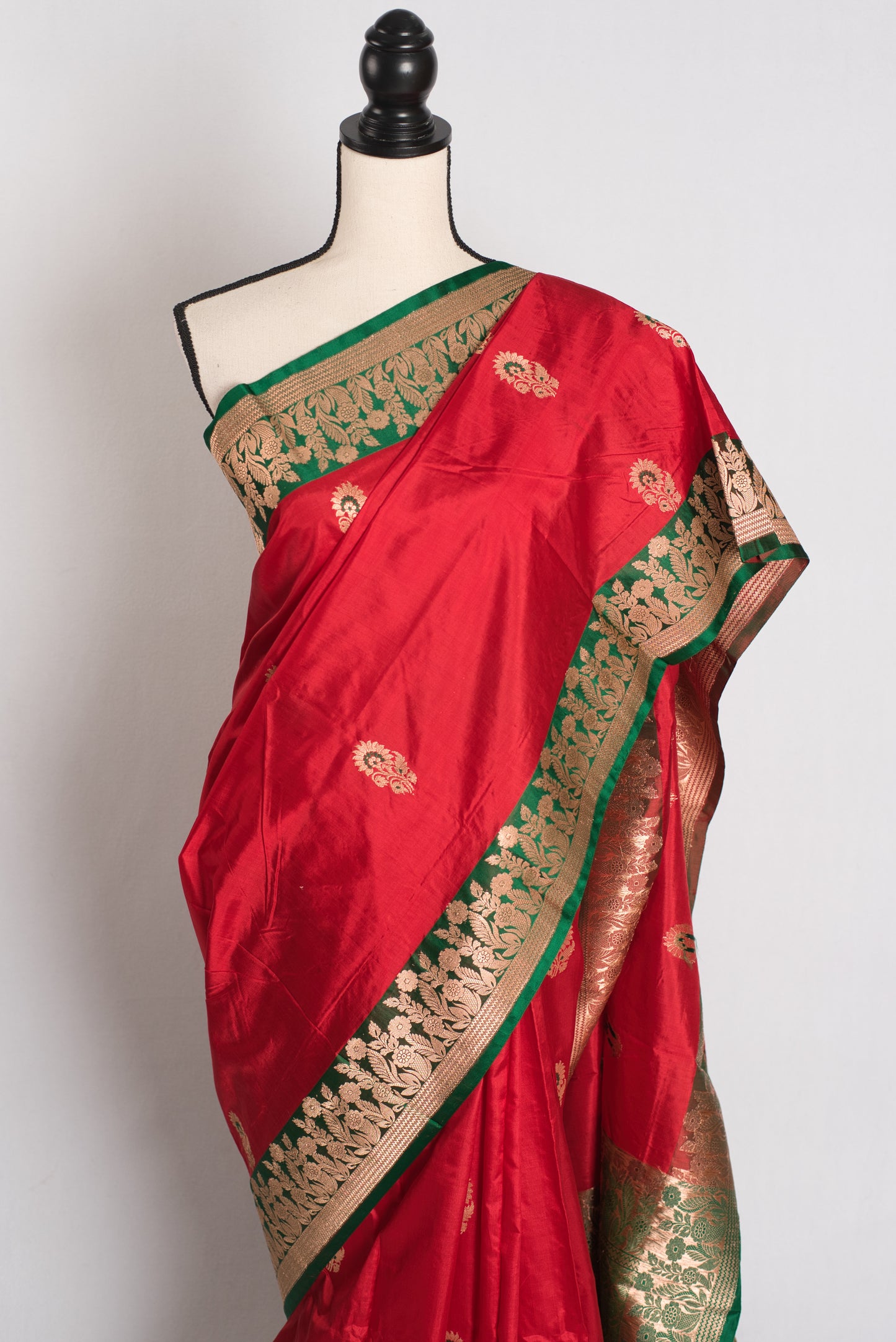 Haripriya : Red and Green Bridal Banarasi Silk Saree image 5