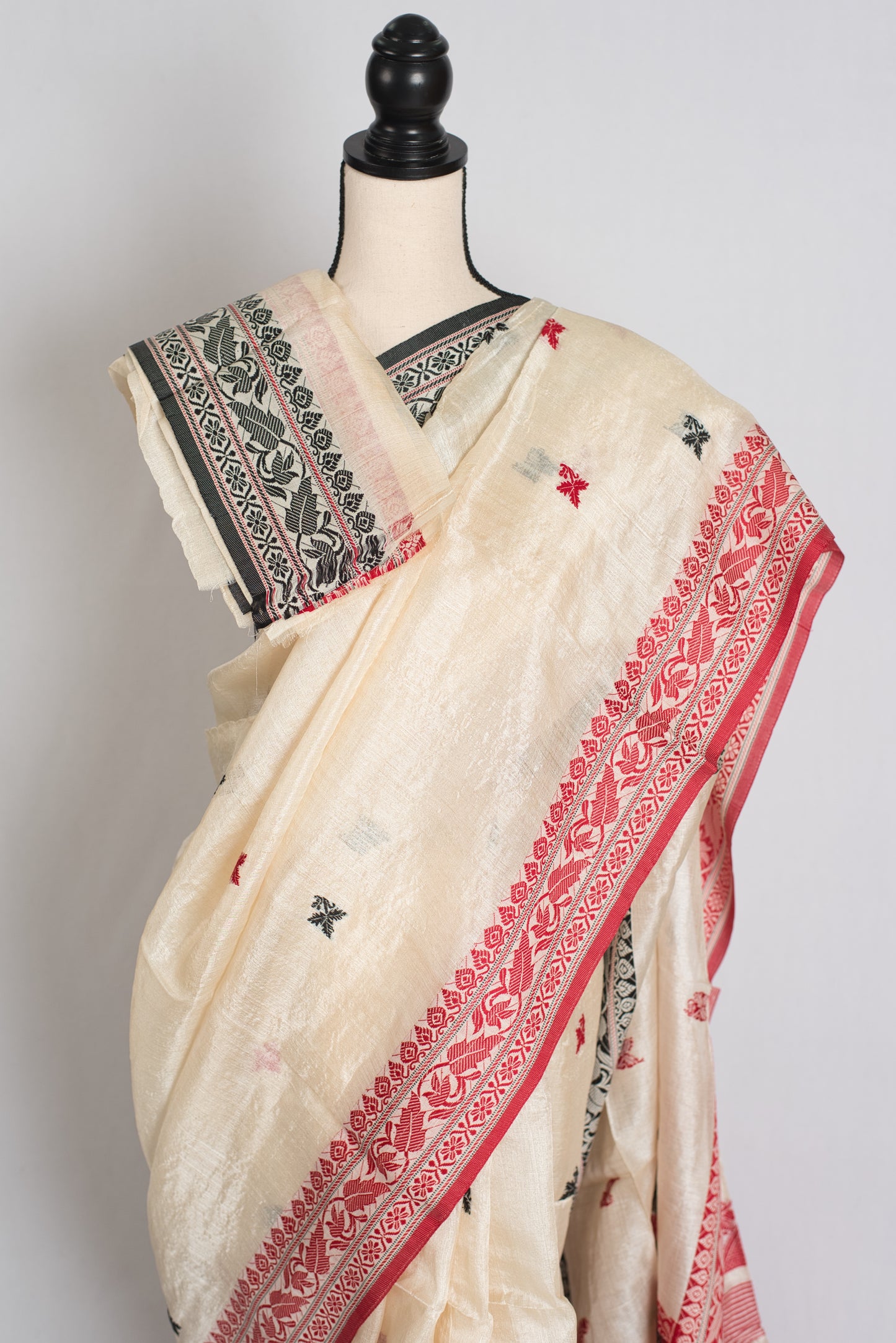 Shuktara : Traditional Bengali Tussar Baluchari Saree with Ganga Jamuna Border image 2