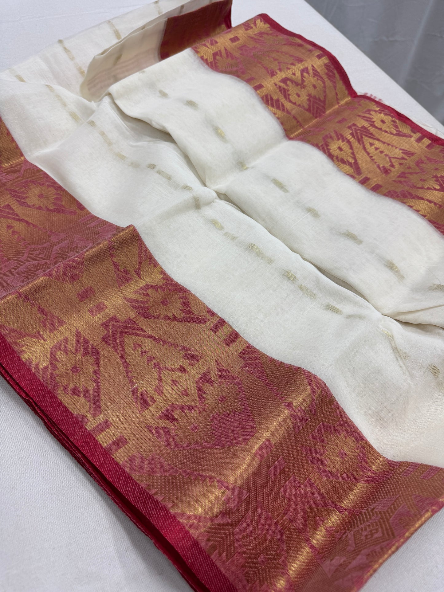 Subhra : Bengal Handloom Tant Cotton Saree in Off White and Red image 2