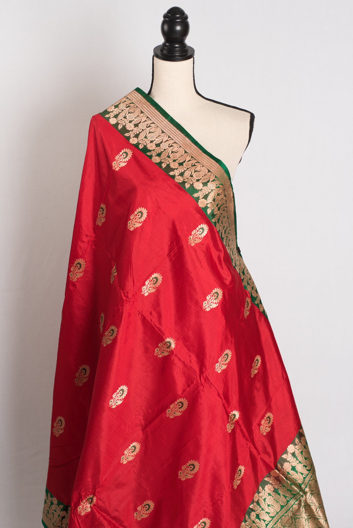 Haripriya : Red and Green Bridal Banarasi Silk Saree image 3
