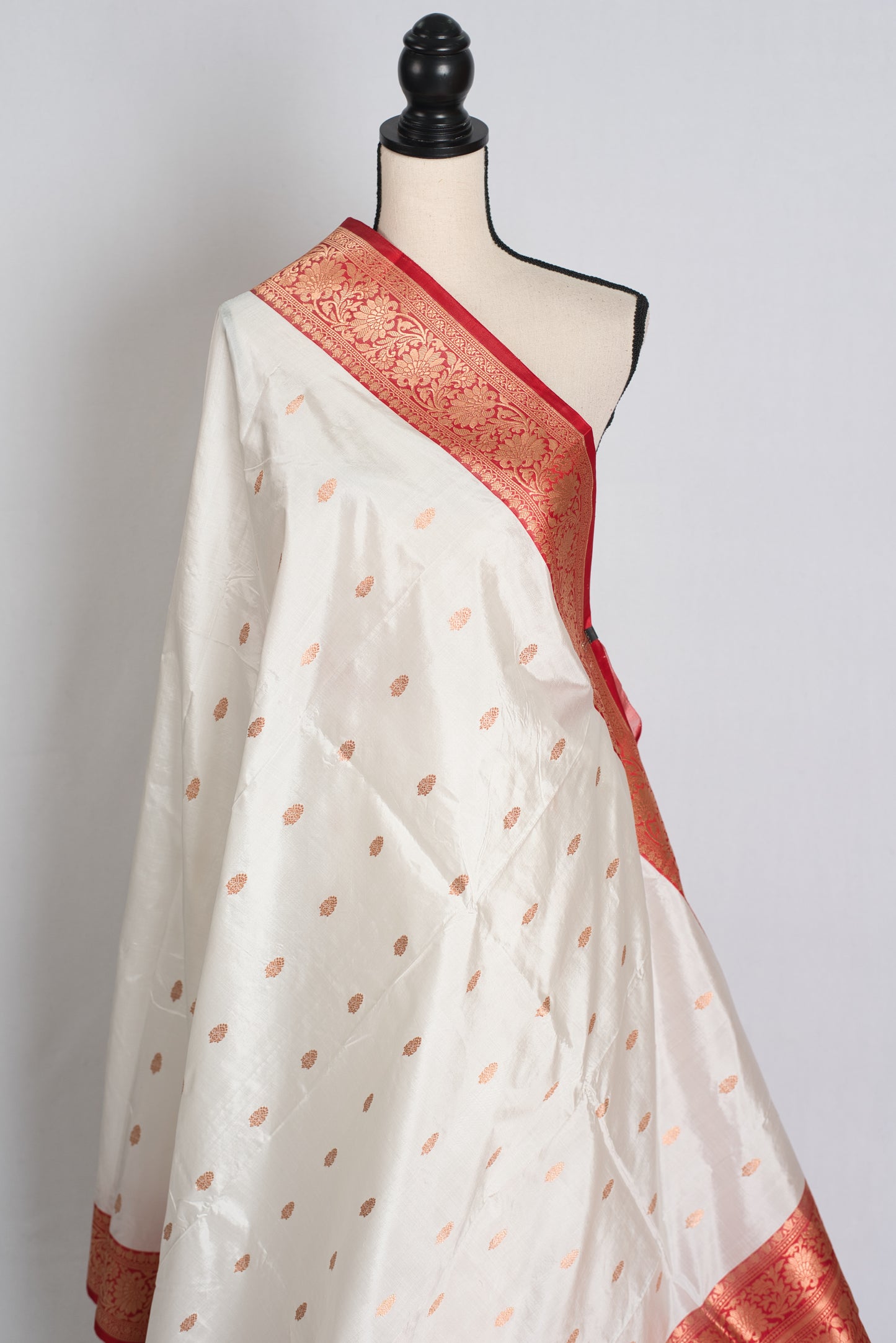 Annapurna : Silk Mark Certified White and Red Banarasi Silk Saree image 3