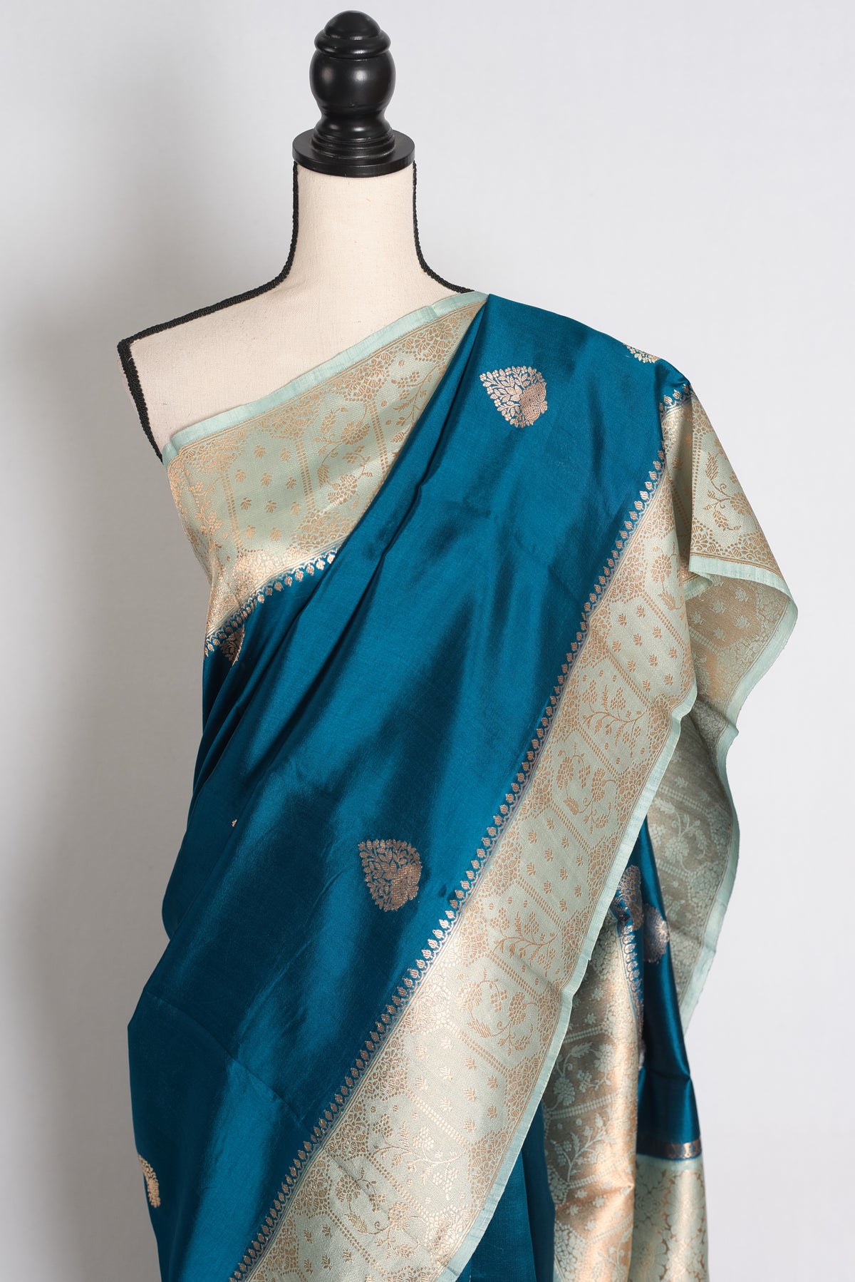 Jugagni: German Blue and Sea Green Mango Silk Banarasi Saree image 6