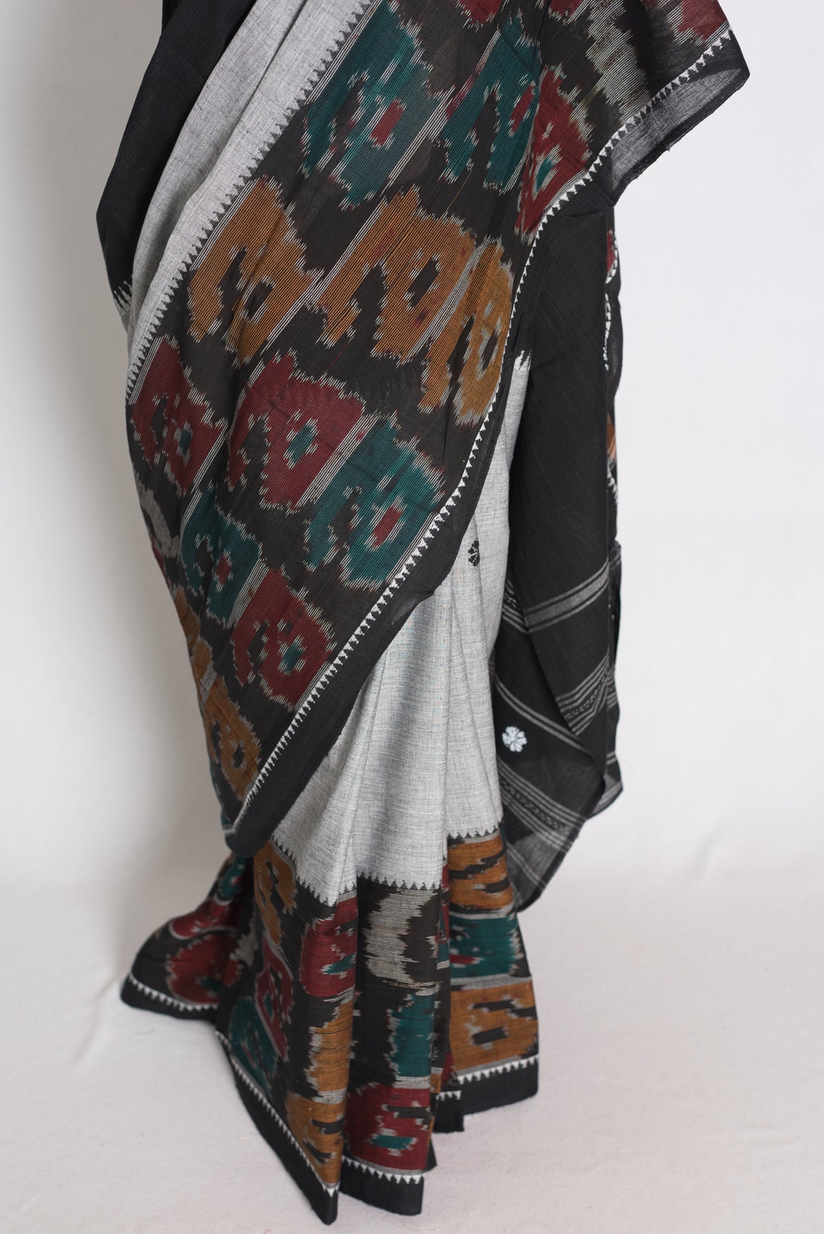 Grey and Black Dhaniakhali saree — pallu view