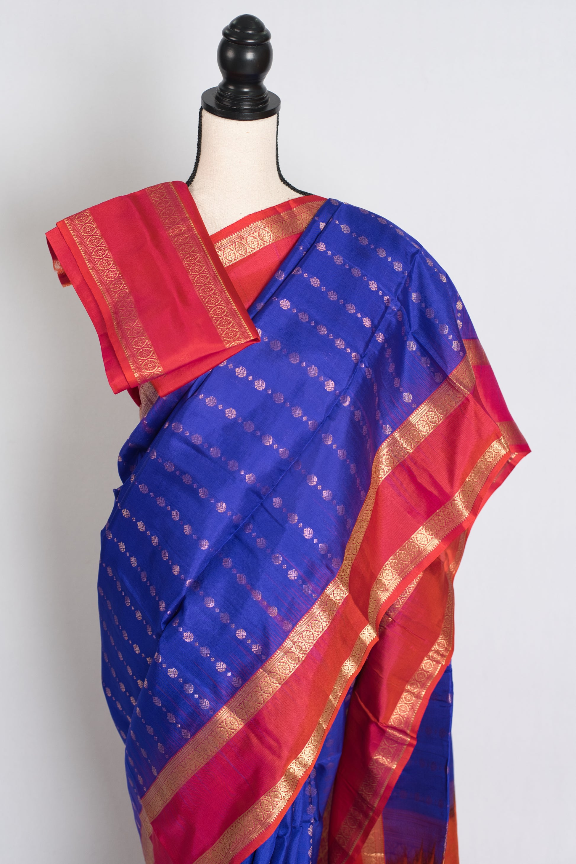 Raji : Silk Mark Certified Kanchipuram Silk Saree in Royal Blue image 2