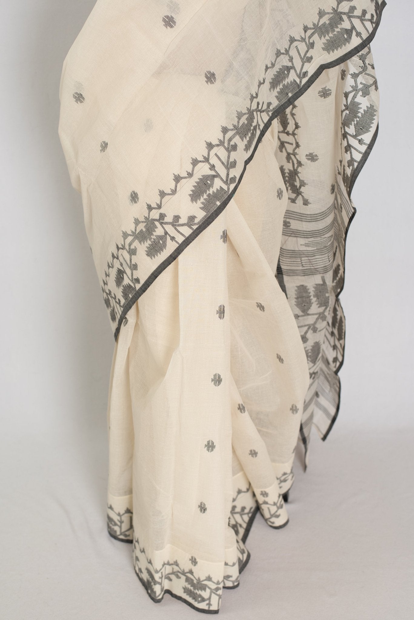 Medha: Off - White & Black Pure Bengal Handloom Cotton Jamdani Saree - Saree Mandi