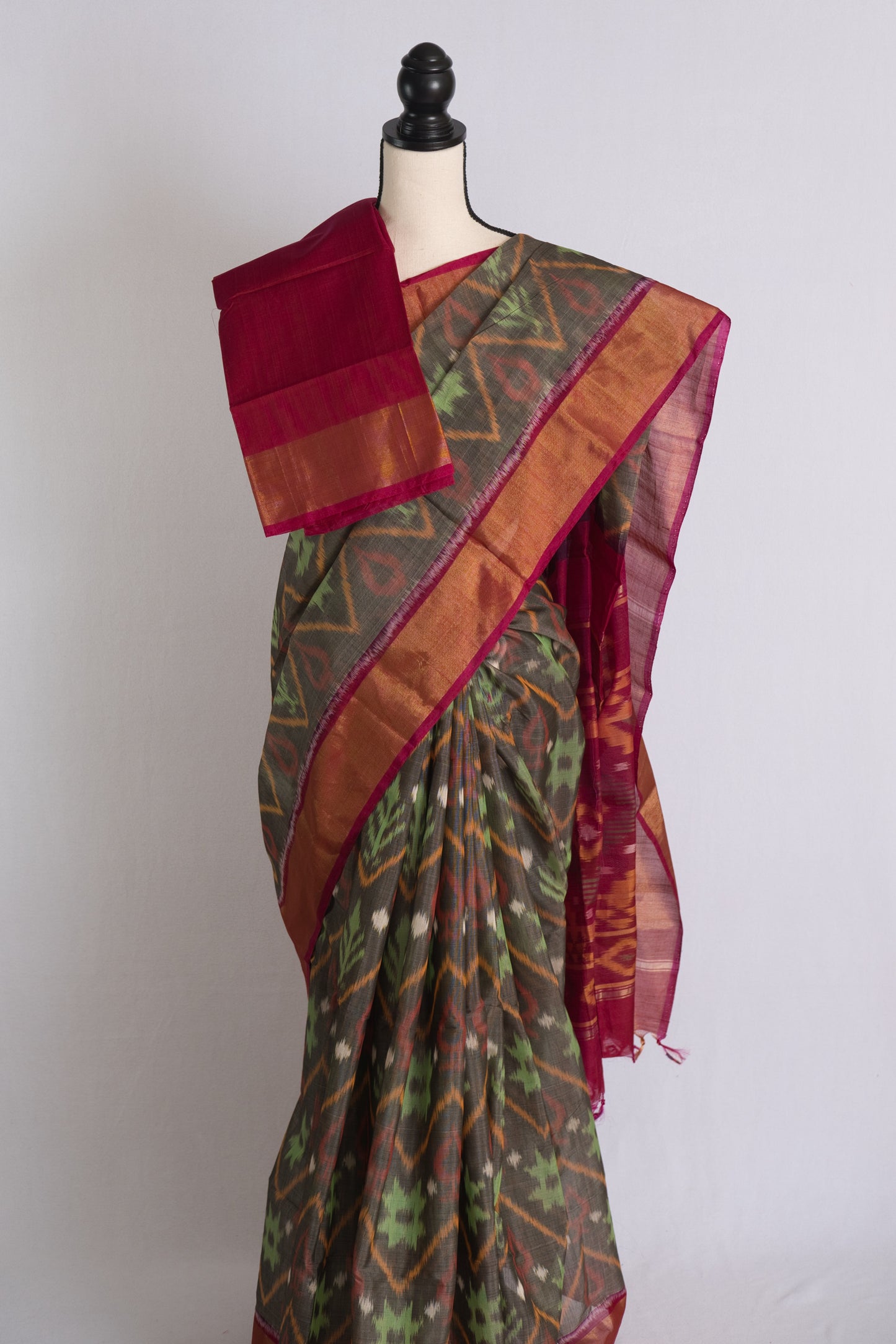 Cotton Silk Pochampally Ikkat Saree in Gray and Magenta.