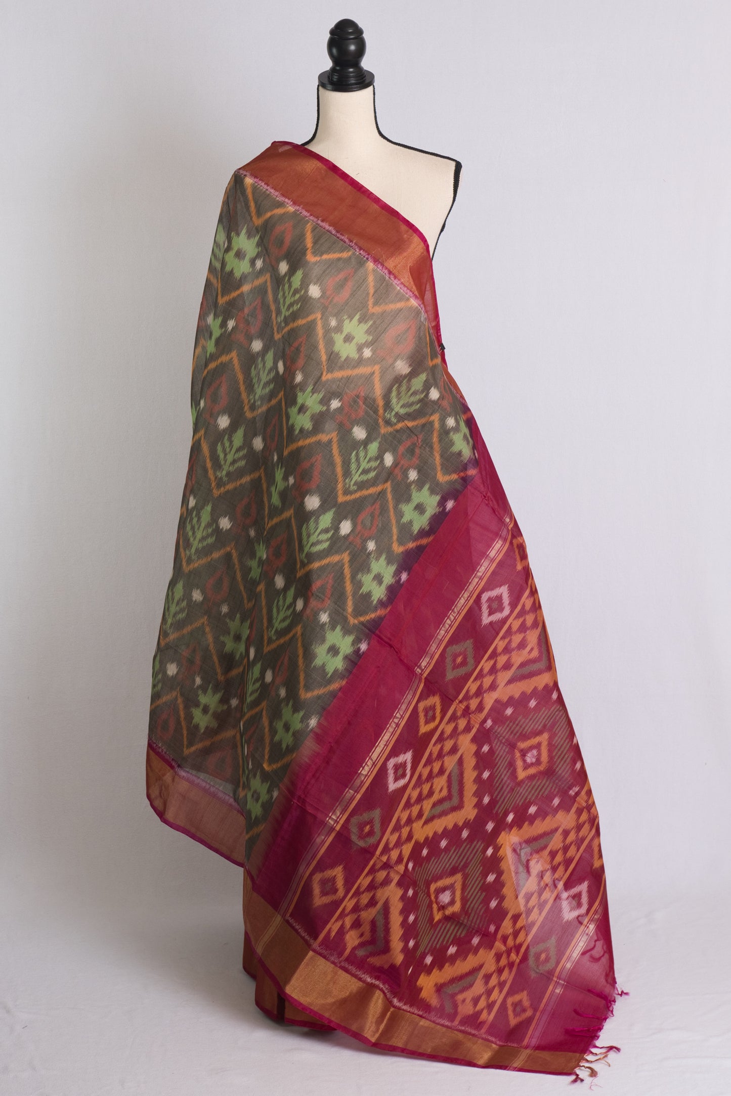 Cotton Silk Pochampally Ikkat Saree in Gray and Magenta.