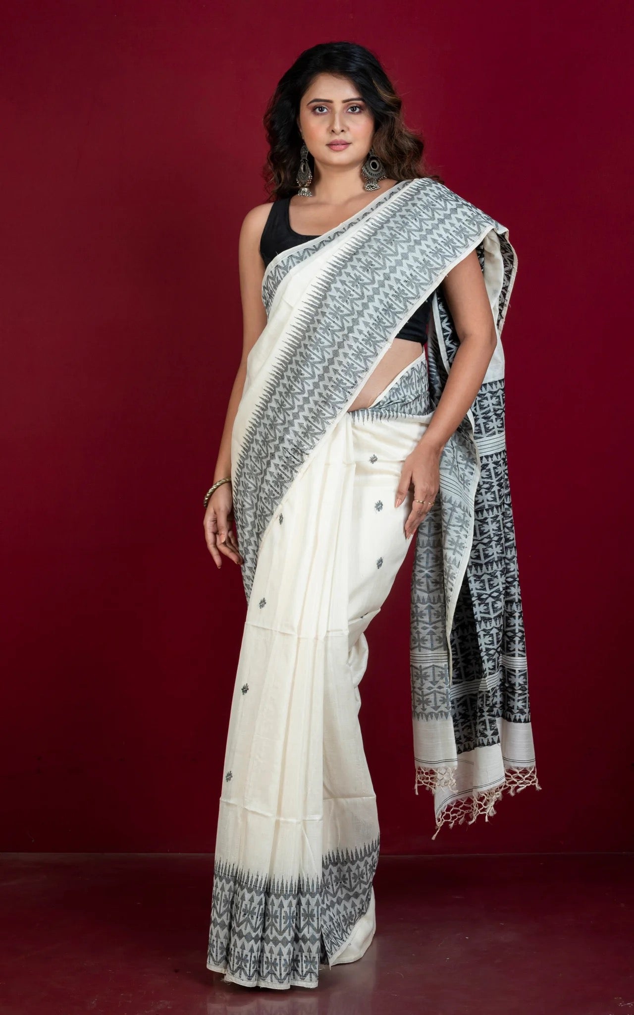 Bengal Cotton Silk Jamdani Saree in Off White and Black.