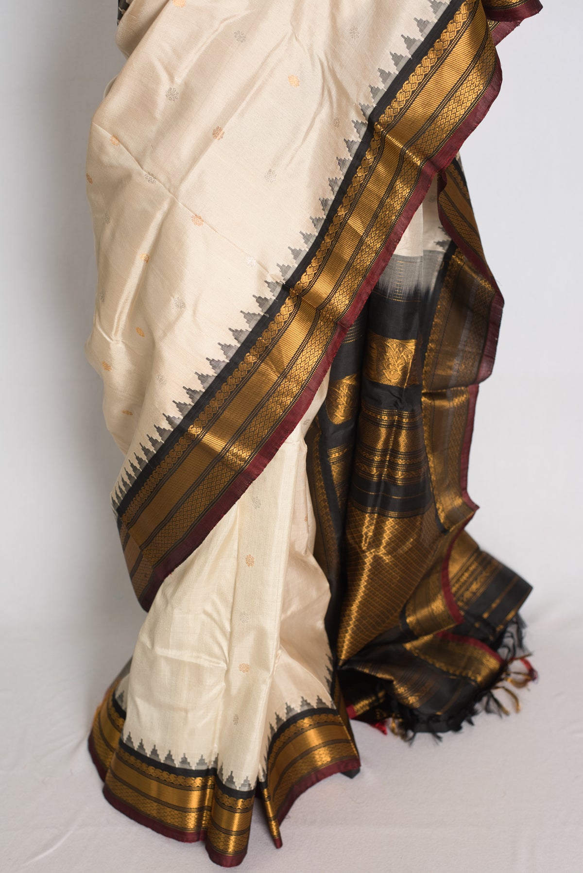 Rohini : Cream and Black Handwoven Pure Gadwal Silk Saree with Kanjivaram Style image 5