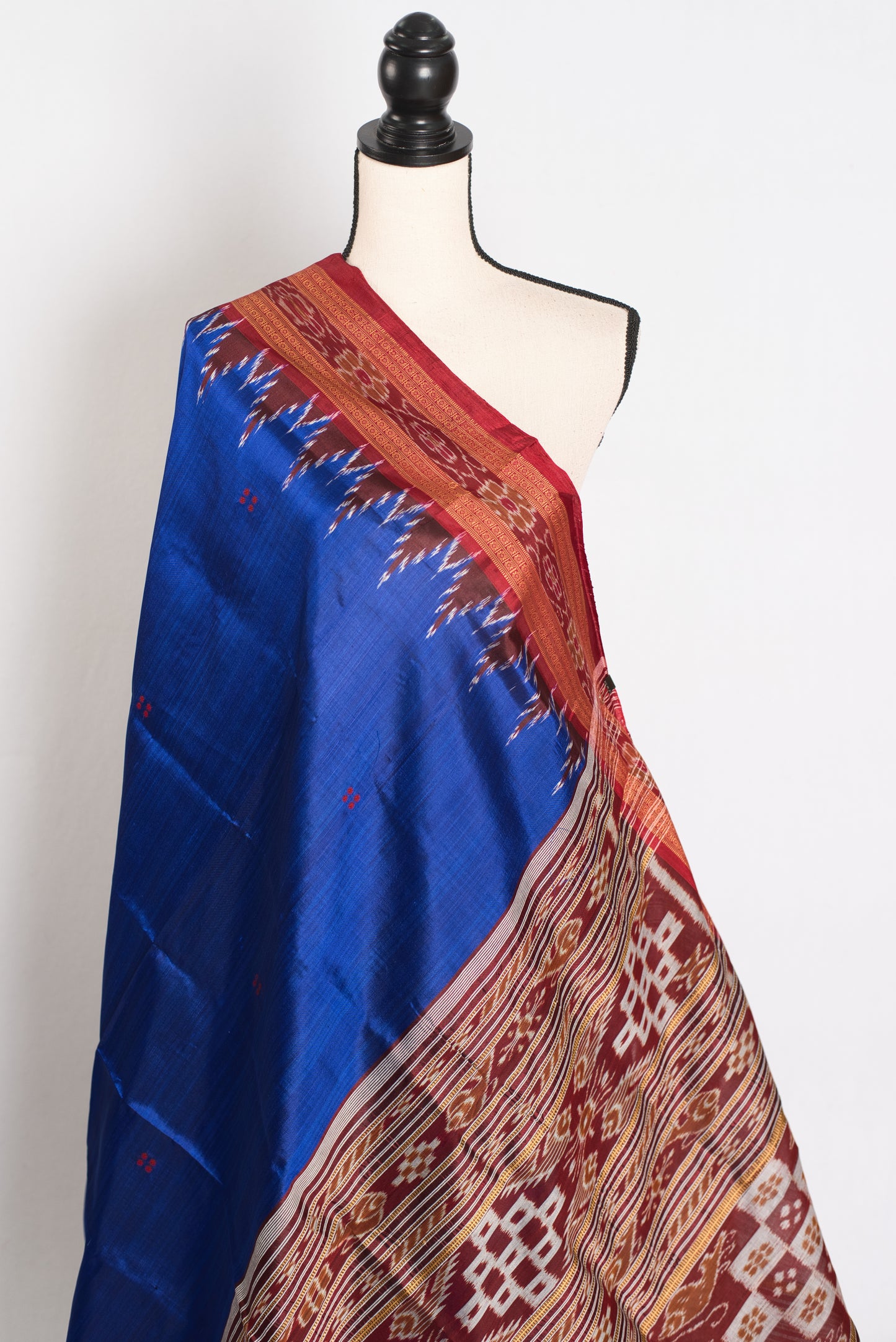 Mira : Silk Mark Certified Khandua Silk Odisha Saree in Blue and Red image 3