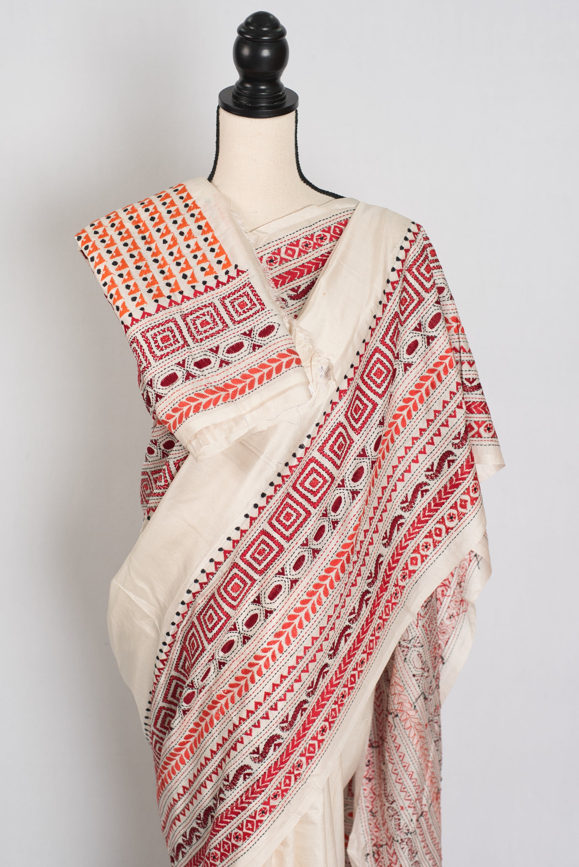 Snigdha: Silk Mark Certified Hand Embroidery Kantha Silk Saree in Off White image 4