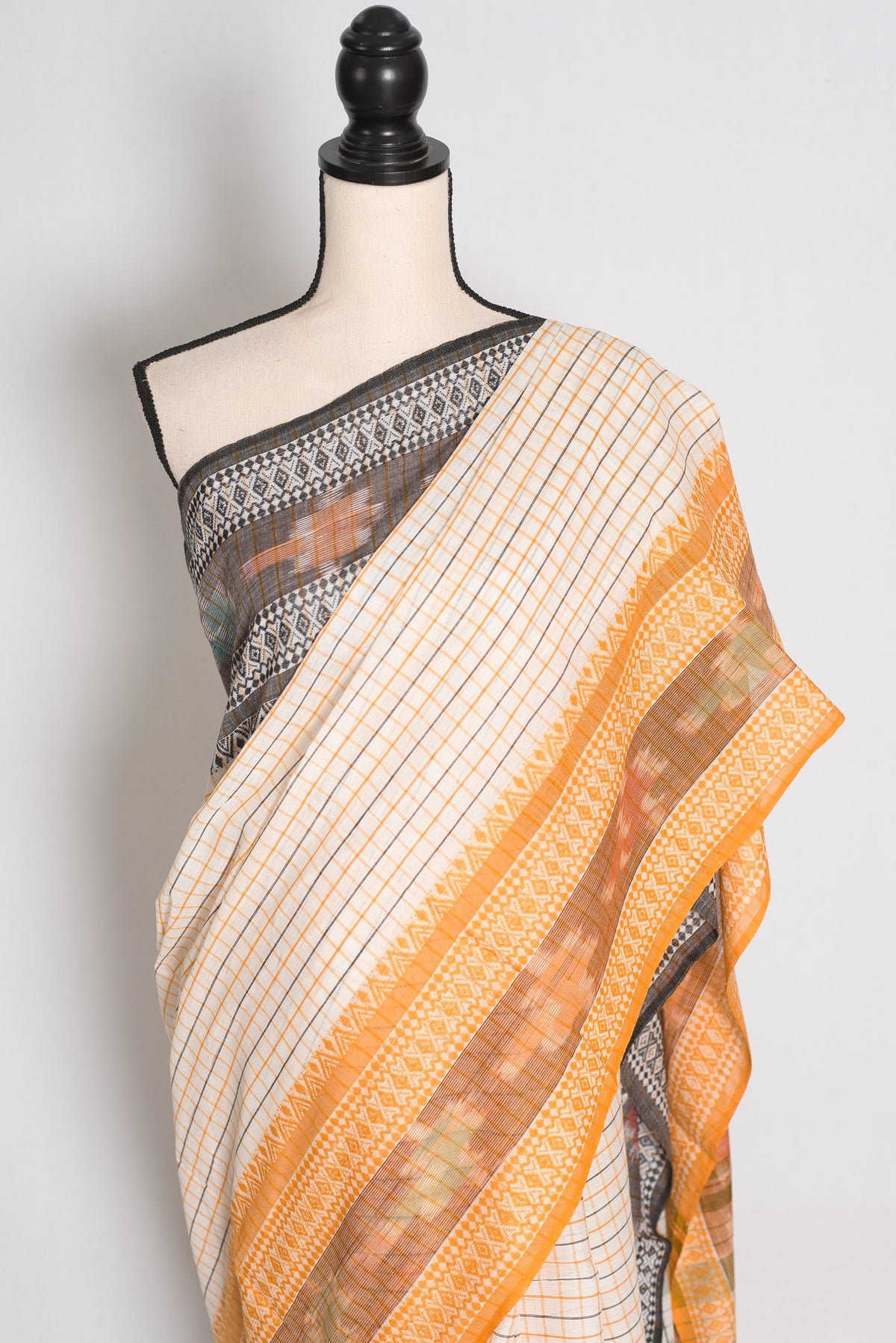 Mala: White Soft Cotton Dhaniakhali Saree with Ganga Jamuna Border image 2