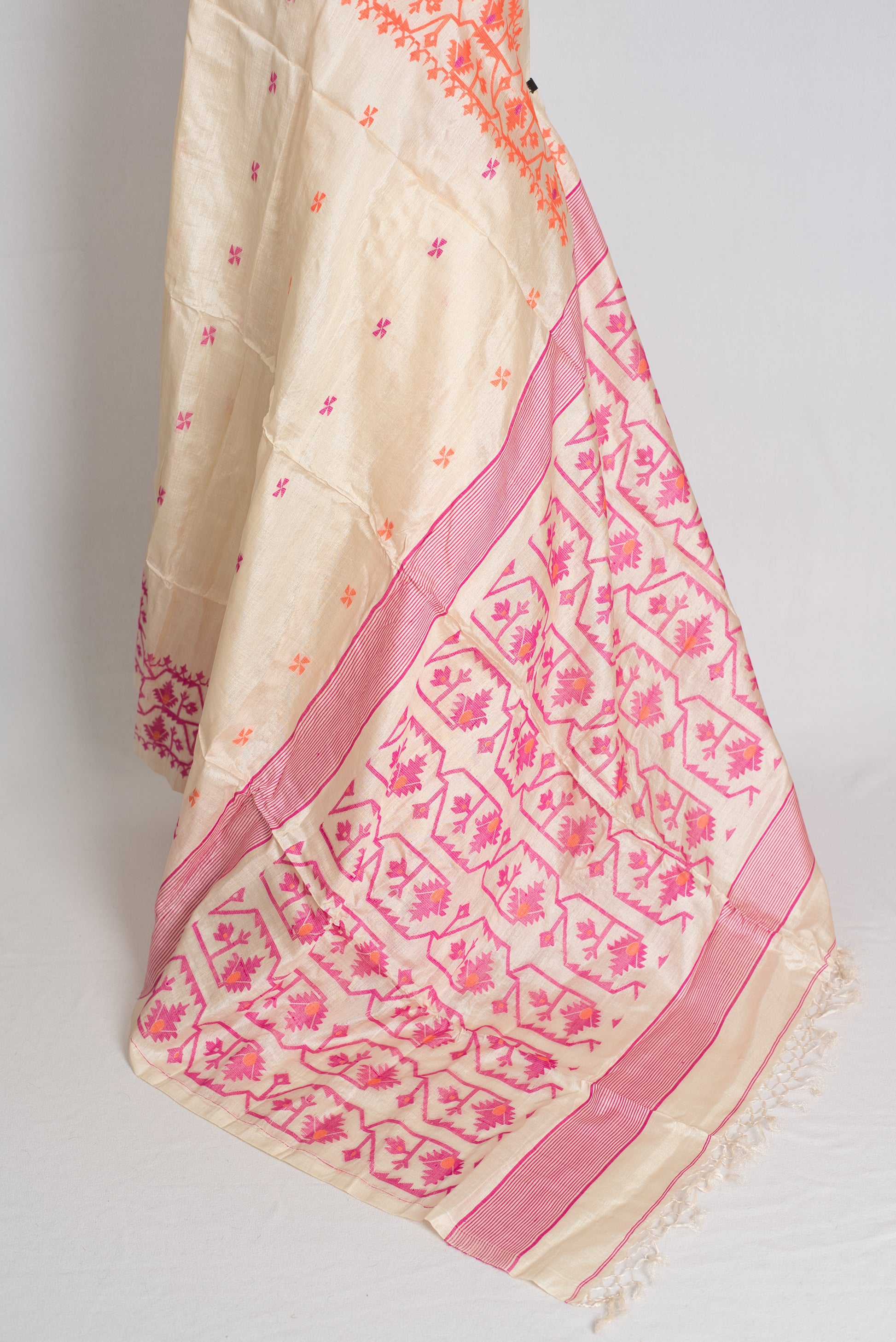 Nandini : Bengal Tussar Jamdani Saree with Ganga Jamuna Border. image 3