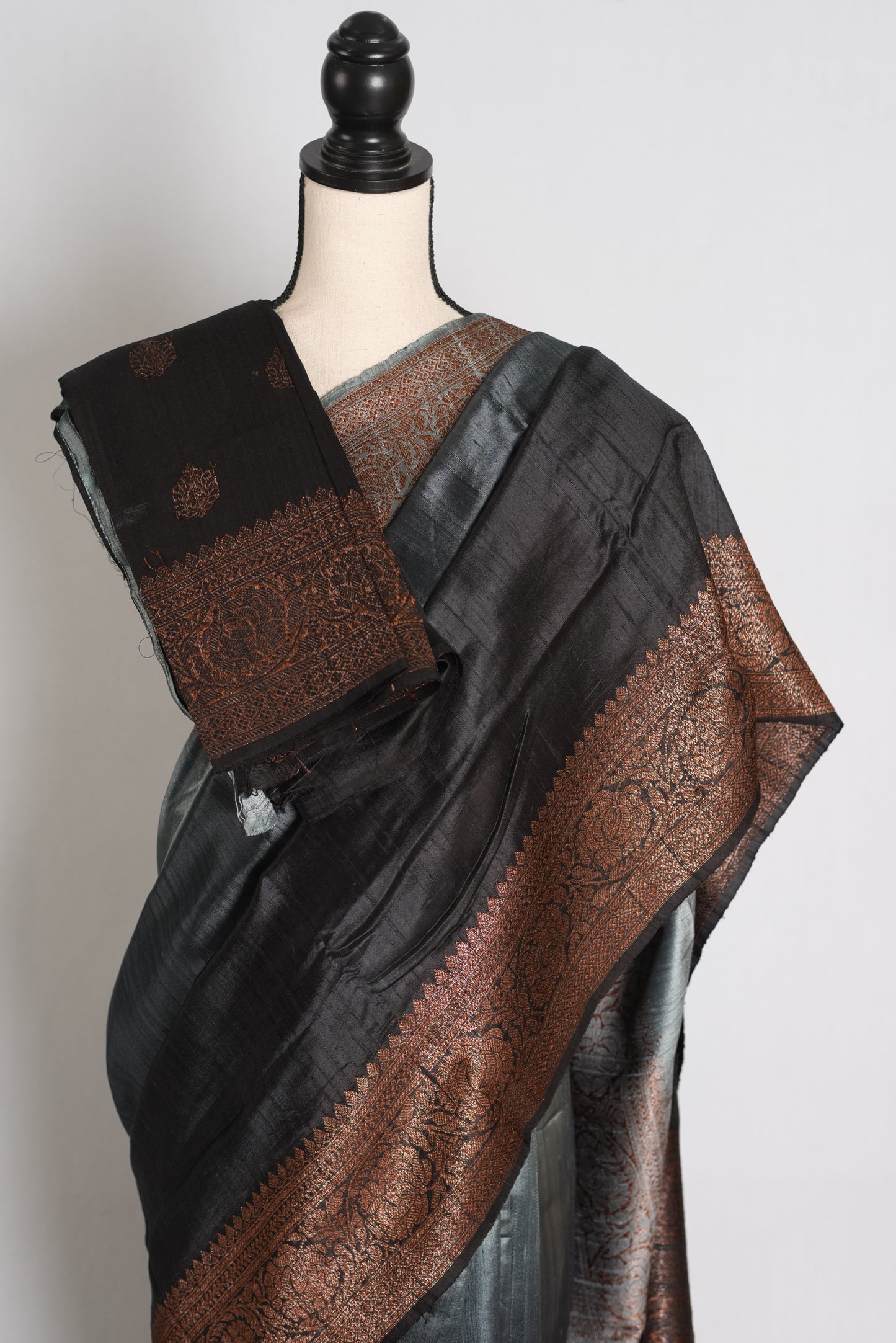 Nadia :Grey & Black Ombre Raw Silk Valkalam Banarasi Saree | Silk Mark Certified image 2