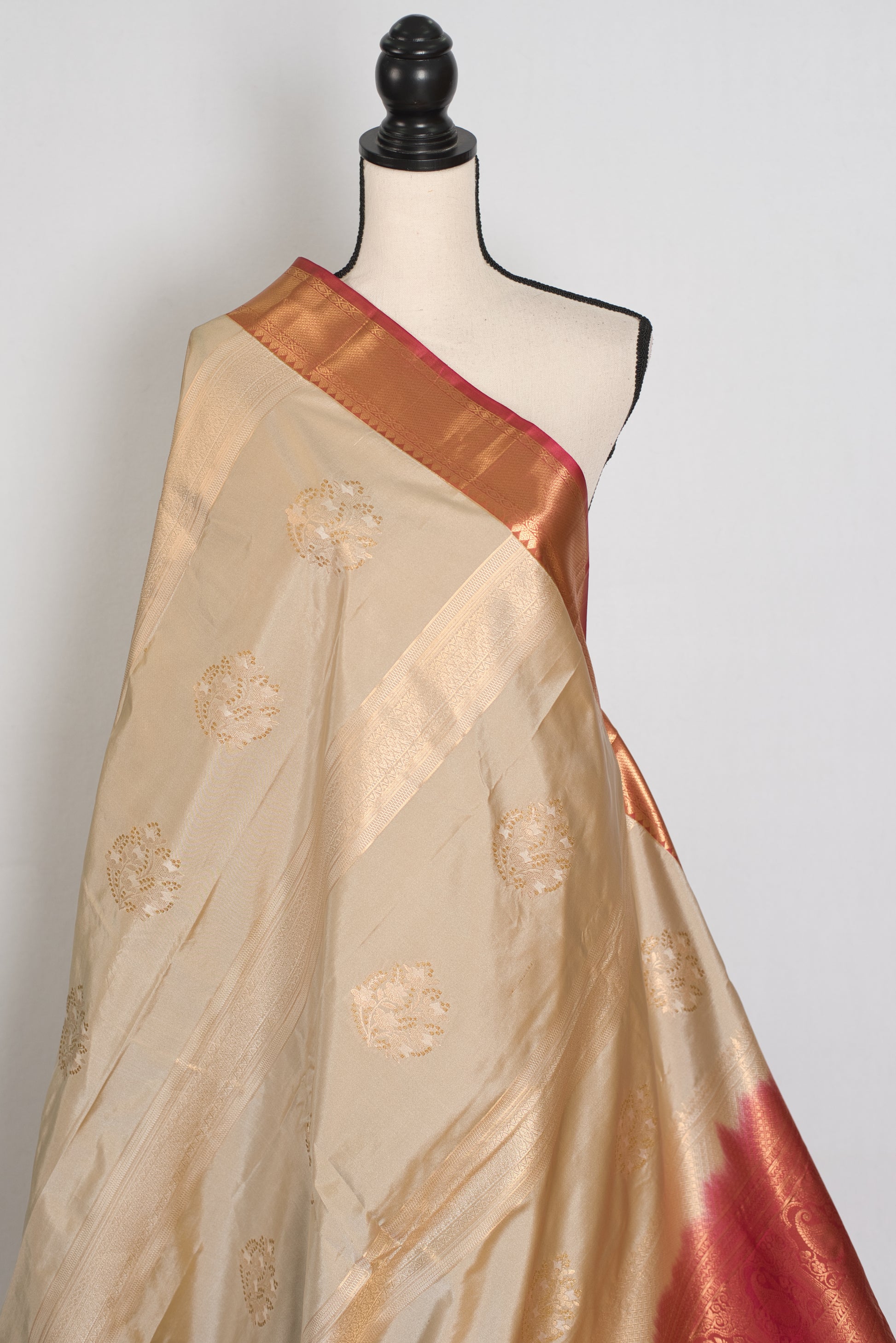 Rama : Mud White & Brick Red Contrast Semi Silk Kanjivaram Saree image 4