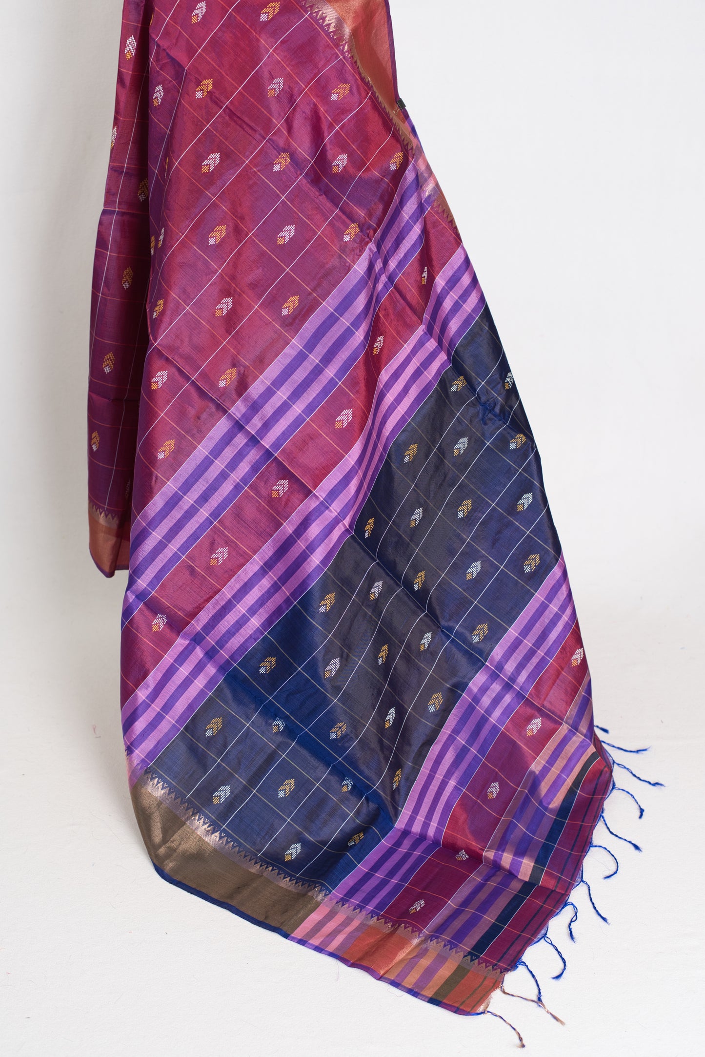 Parvati : Bishnupur Katan Silk Checks Kalakshetra Saree in Purple image 3