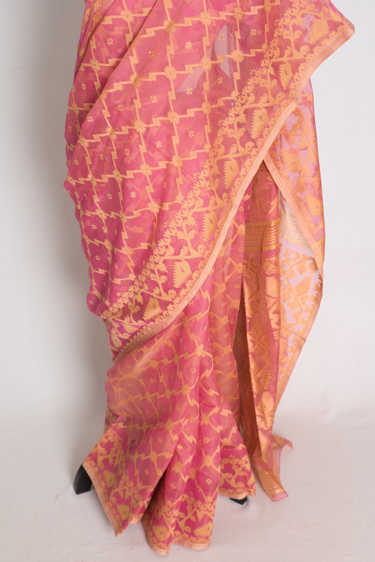 Diya : Pink and Beige Dual-Shade Soft Cotton Blend Bengali Jamdani Saree image 4