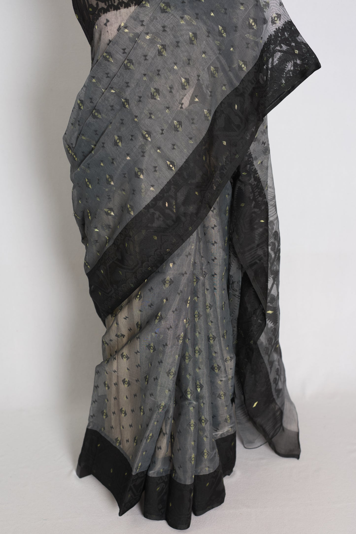 Bithi : Grey and Black Blended Soft Cotton Bengali Jamdani Saree image 5