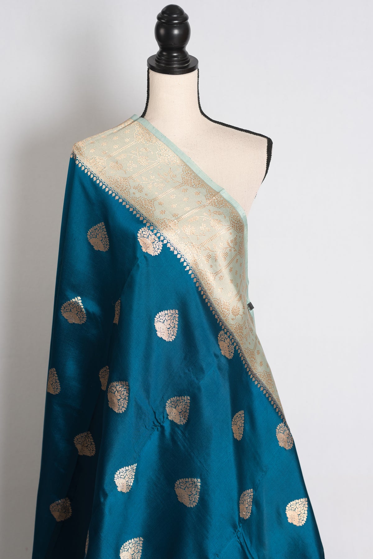 Jugagni: German Blue and Sea Green Mango Silk Banarasi Saree image 3