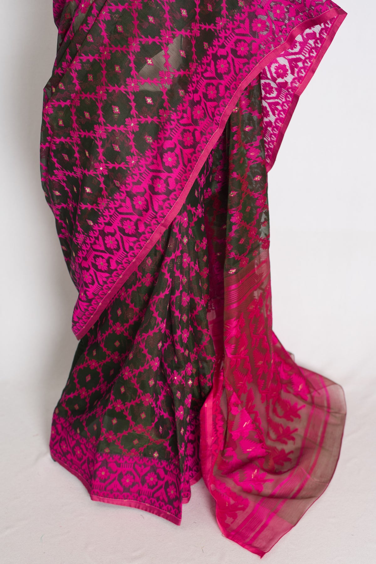 Leena : Dark Green and Rani Pink Soft Blended Cotton Jamdani Saree image 5