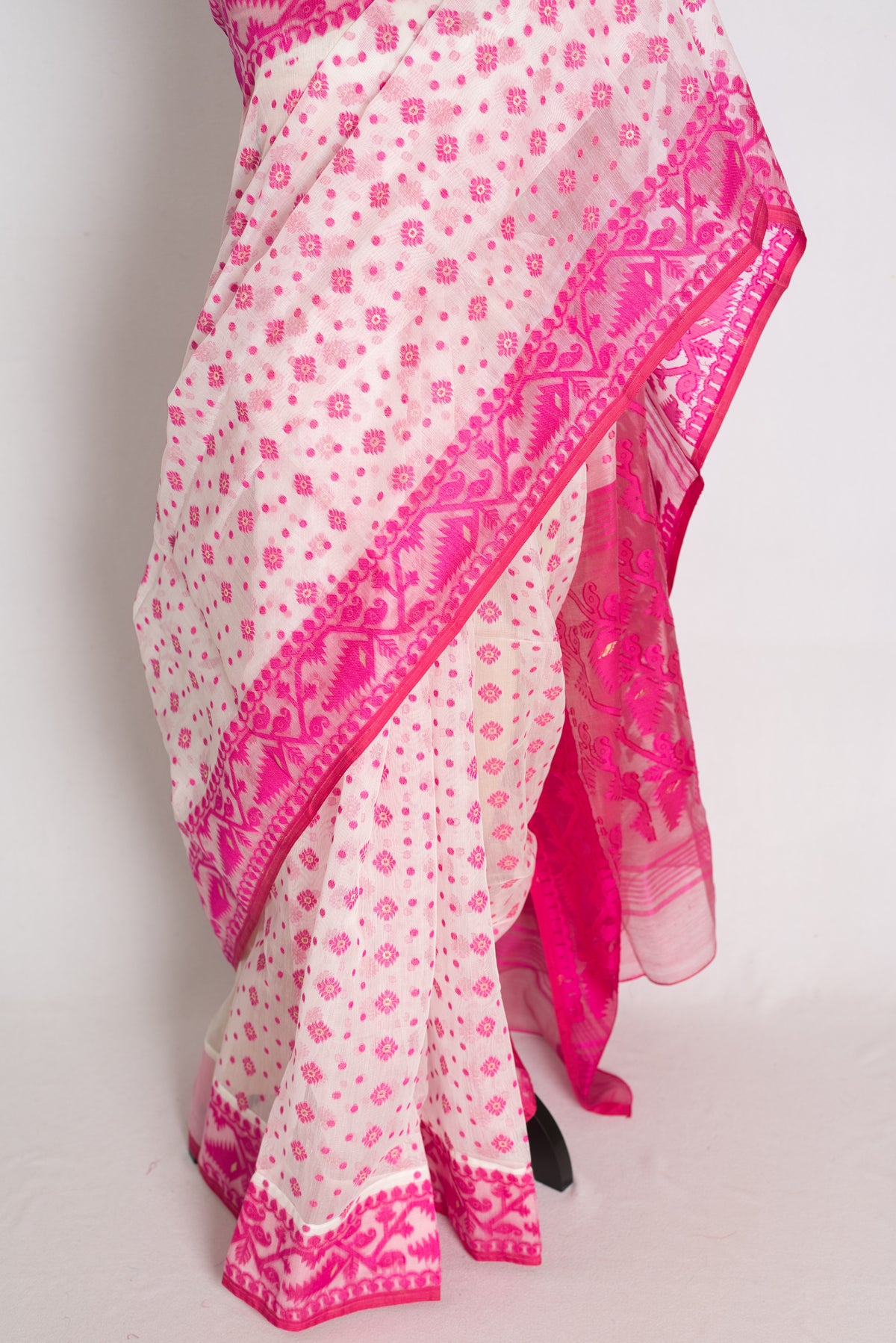Niva : White and Pink Soft Blended Cotton Bengali Jamdani Saree image 5