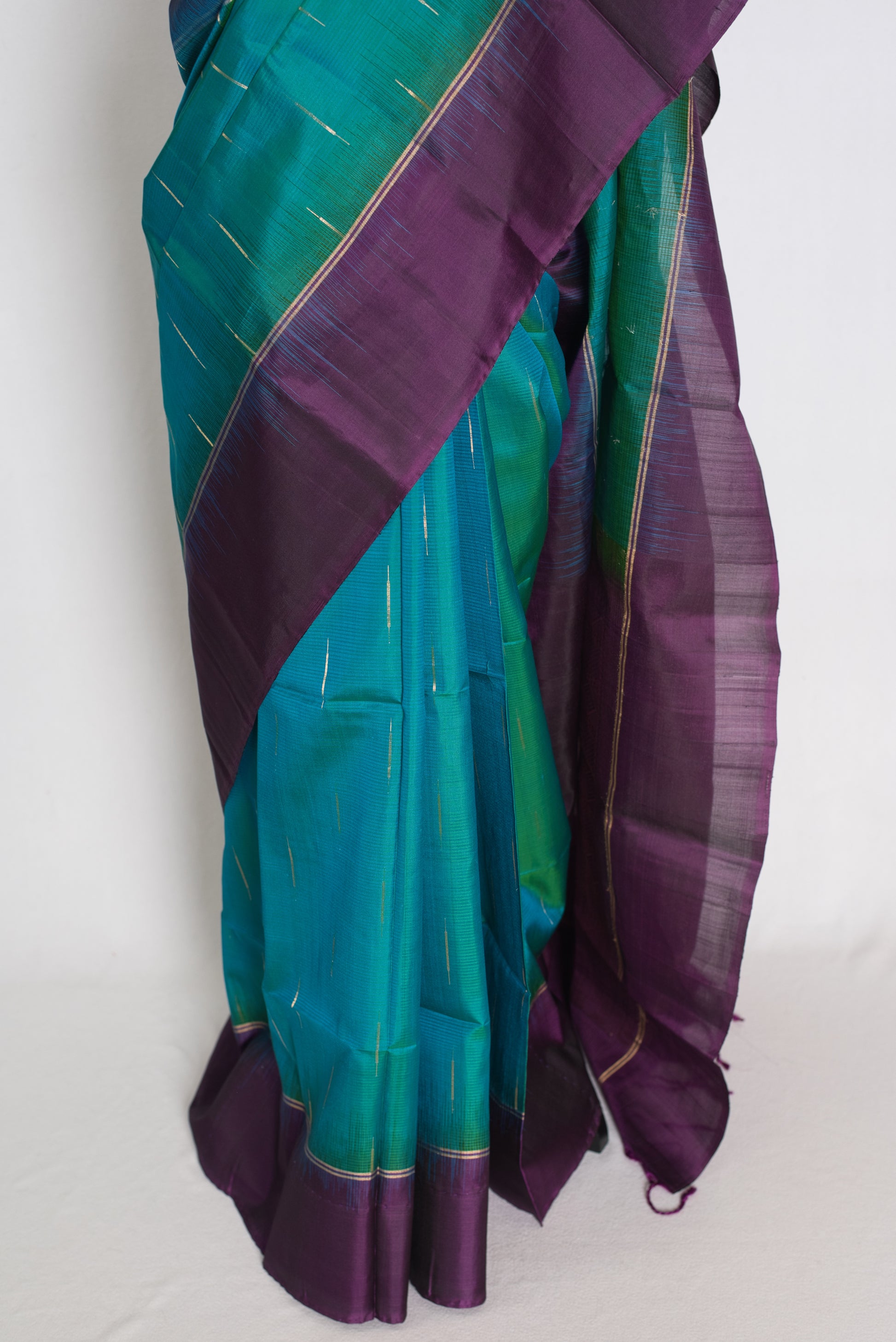 Neha : Peacock Green Dual-Tone Kanjivaram Silk Saree with Dark Purple image 5