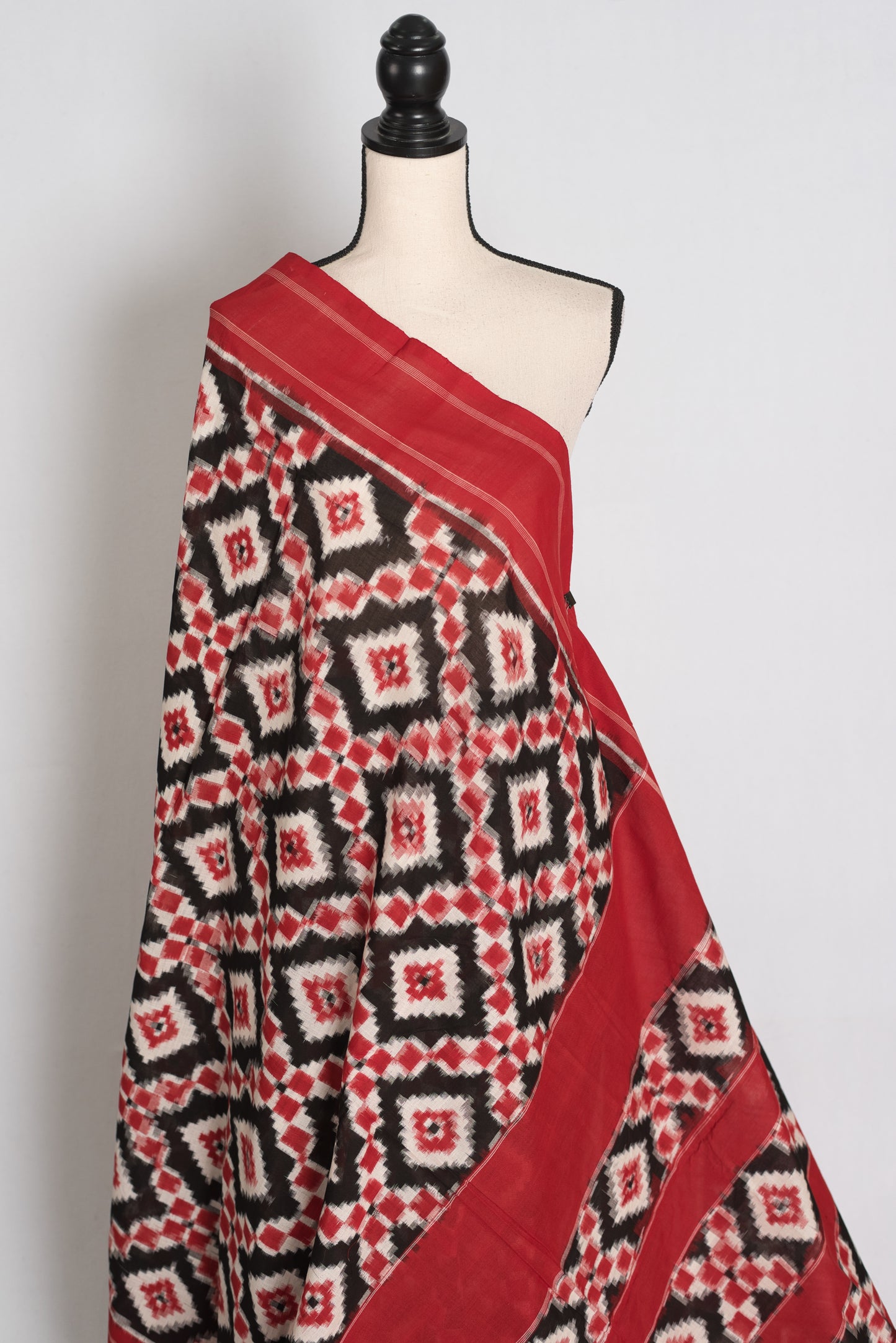 Priya : Black and Red Telia Rumal Pochampally Double Ikat Pure Cotton Saree image 3
